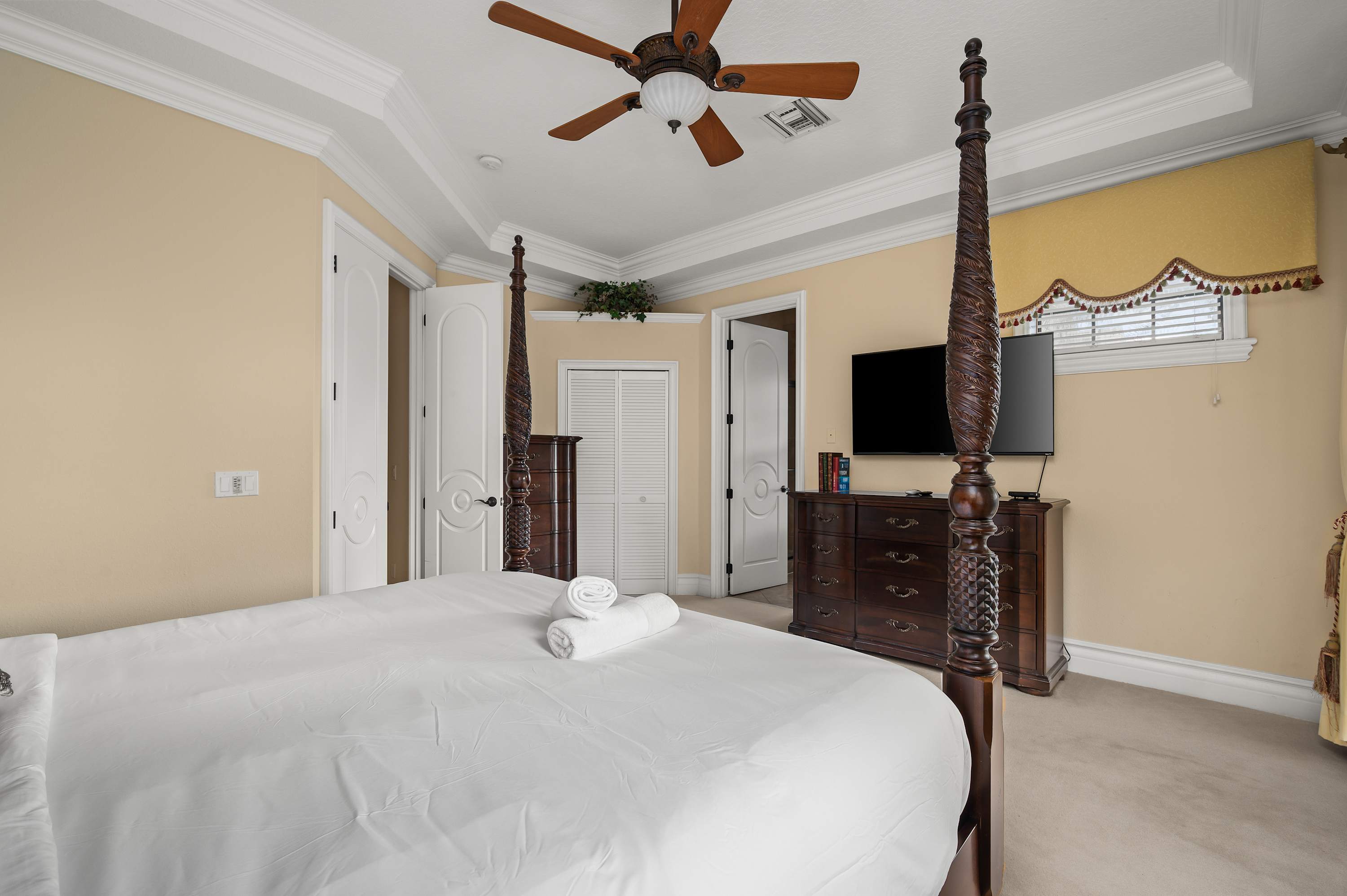 Spacious villa near Disney w/ pool & cinema