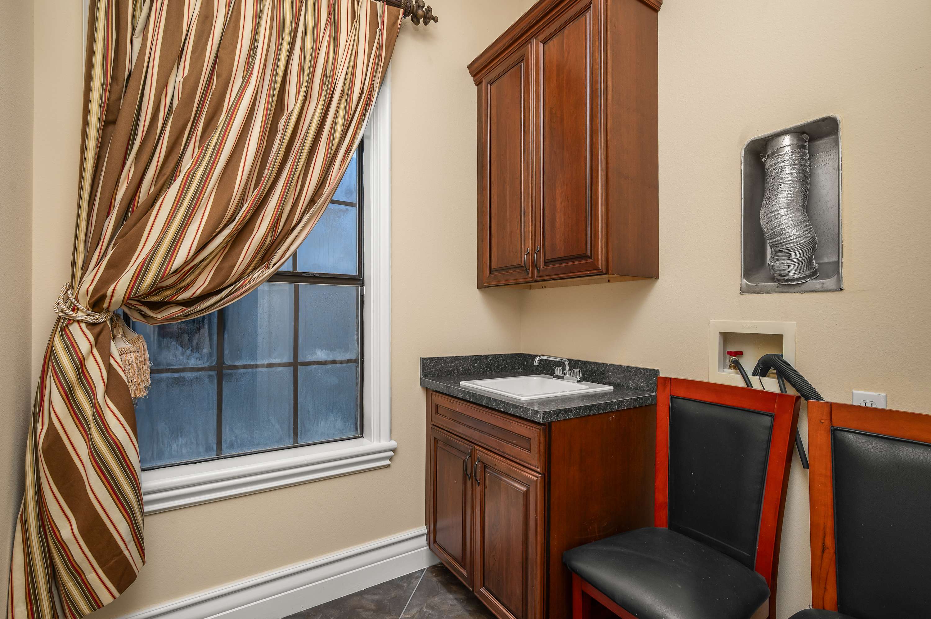 Spacious villa near Disney w/ pool & cinema