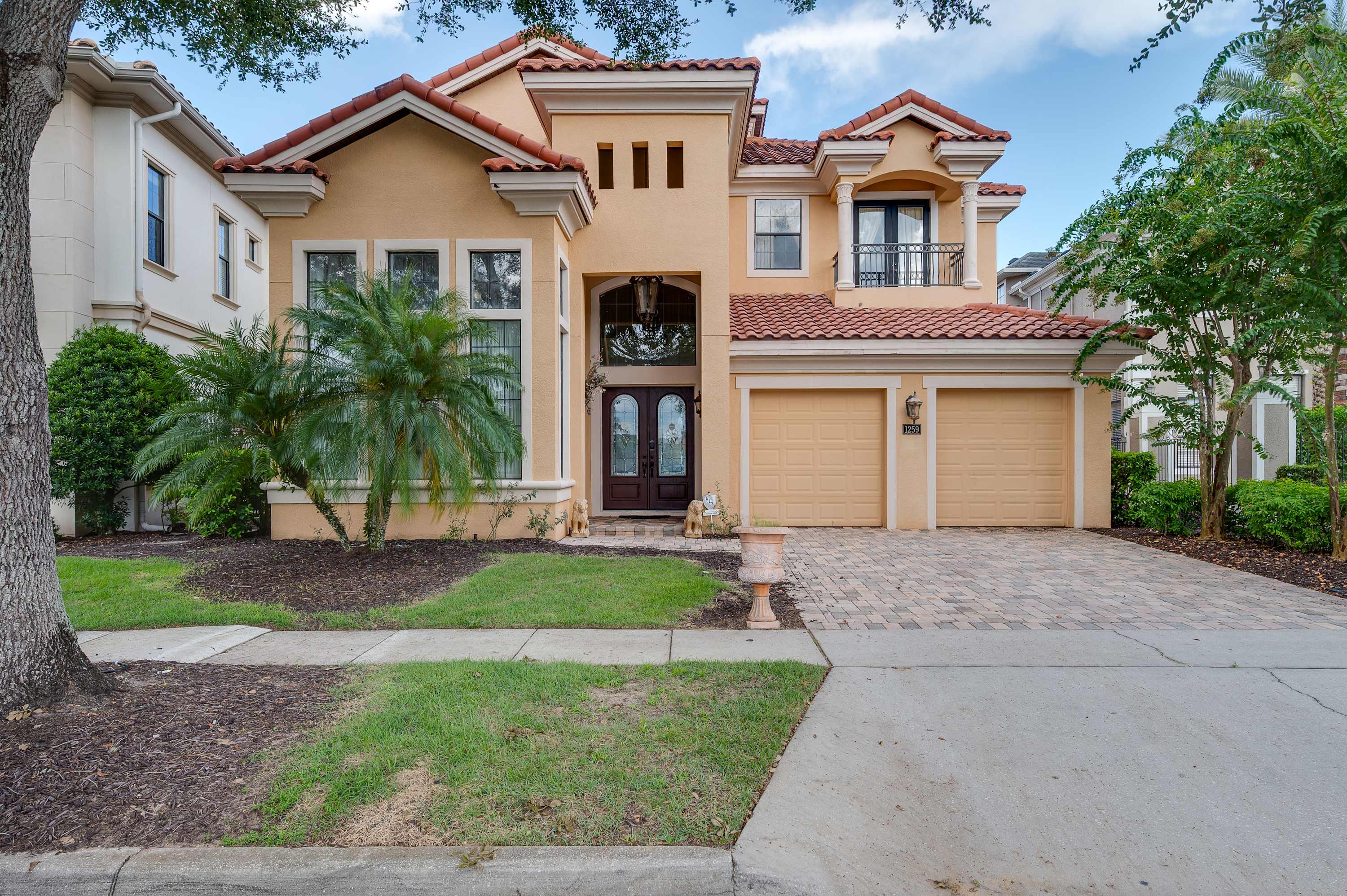 Spacious villa near Disney w/ pool & cinema