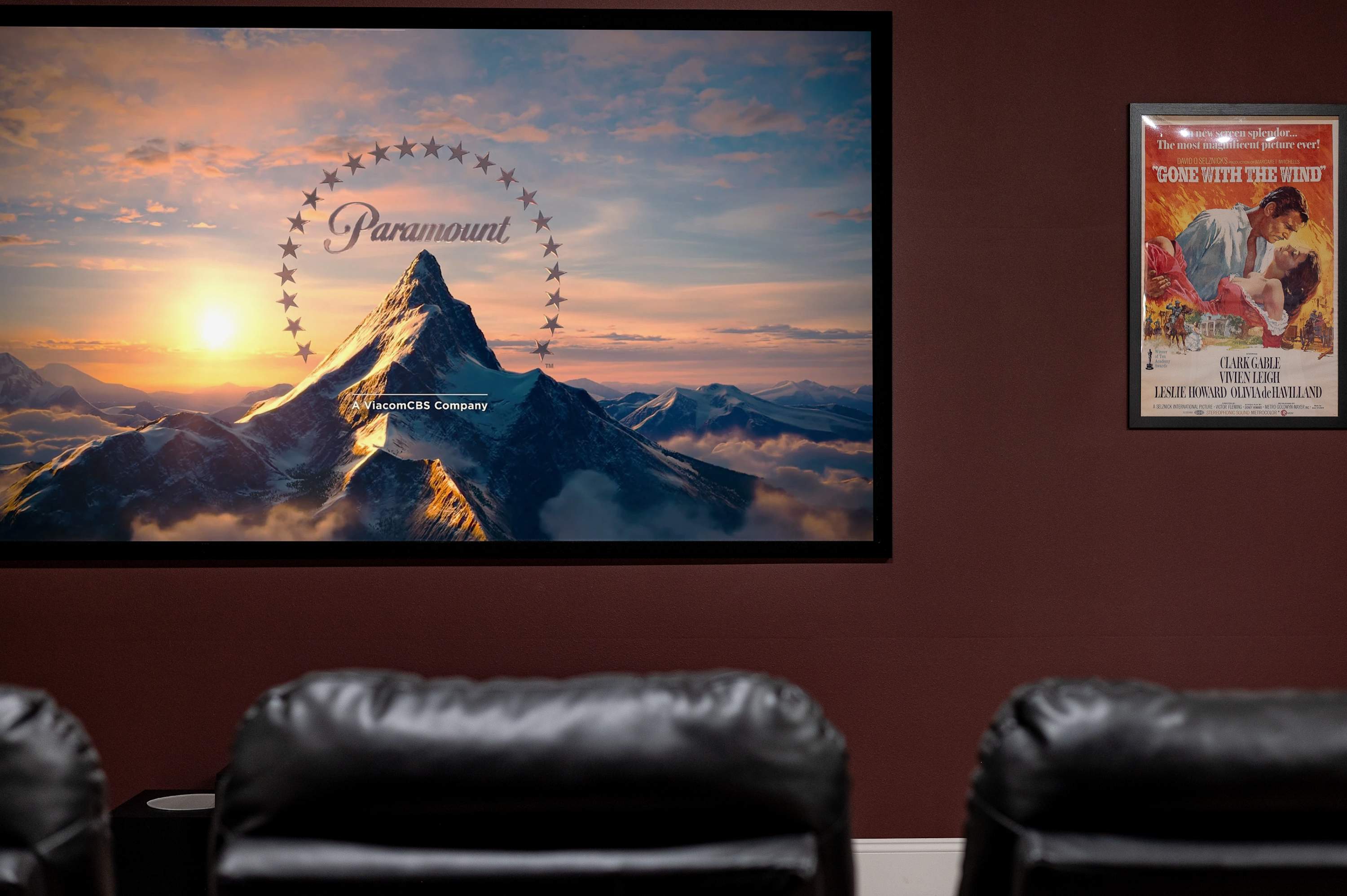 Spacious villa near Disney w/ pool & cinema