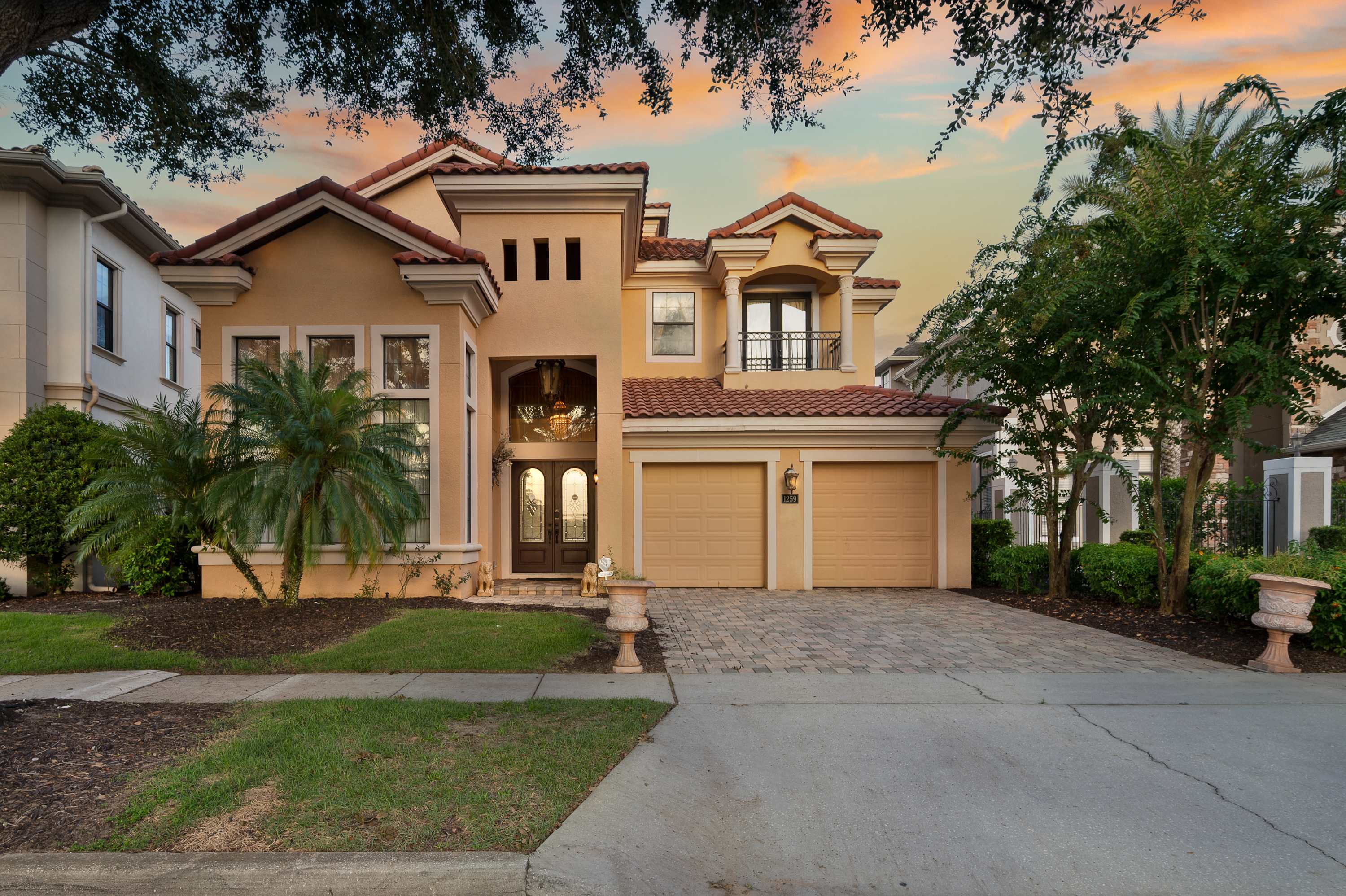 Spacious villa near Disney w/ pool & cinema