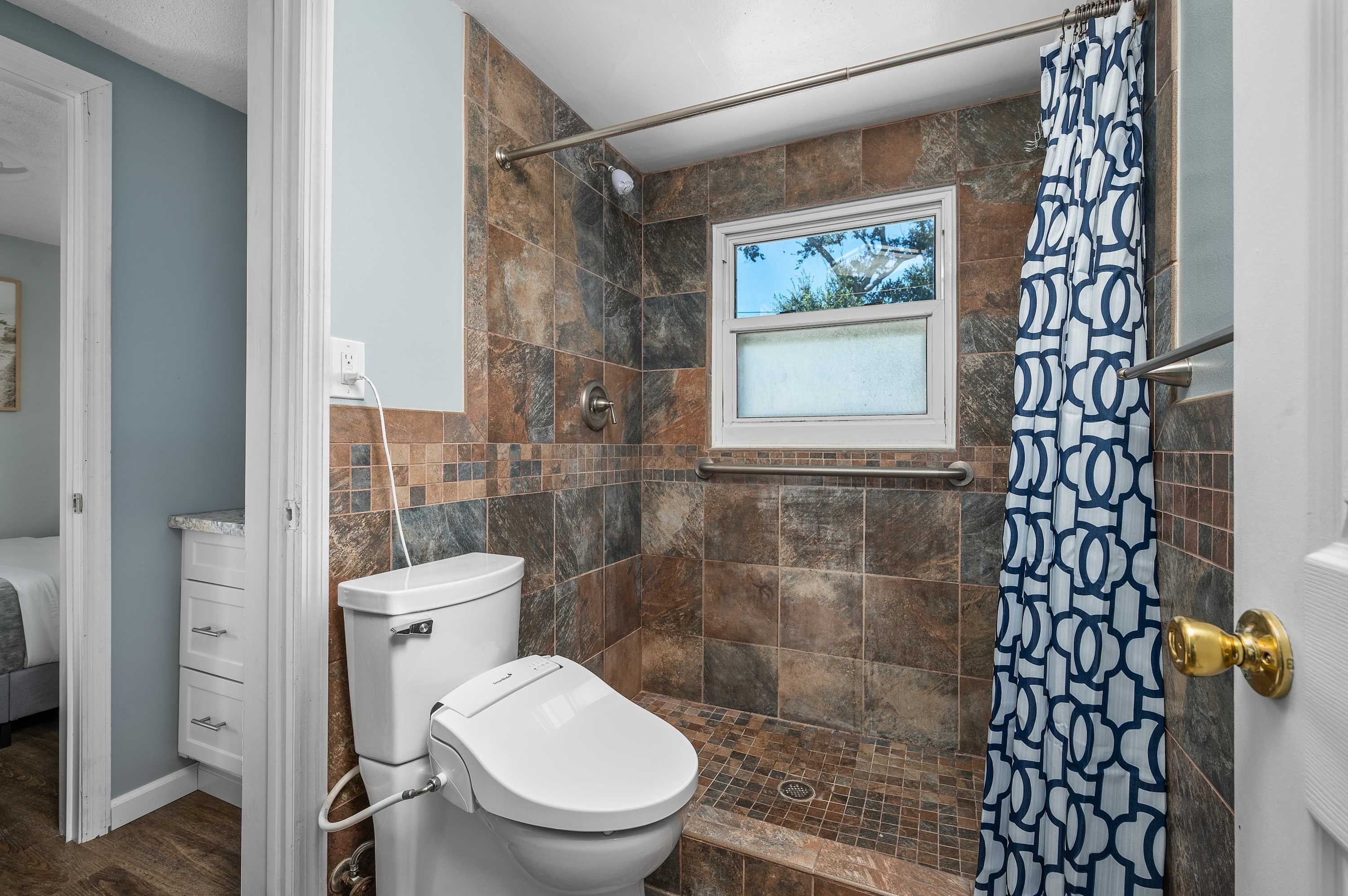 Pool, Putting Green, Outdoor Oasis, 3Mi to Beach