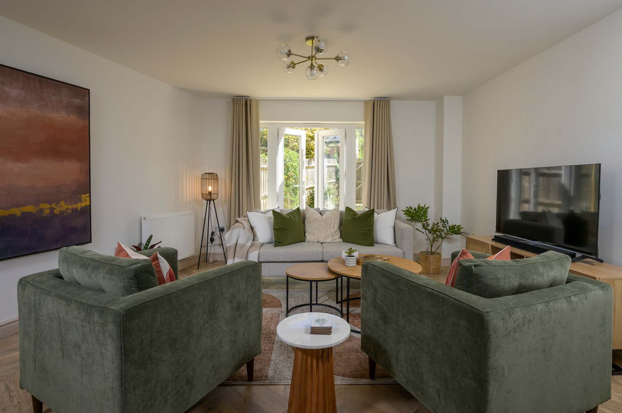 Modern Home on Edge of Cotswolds, Private Parking