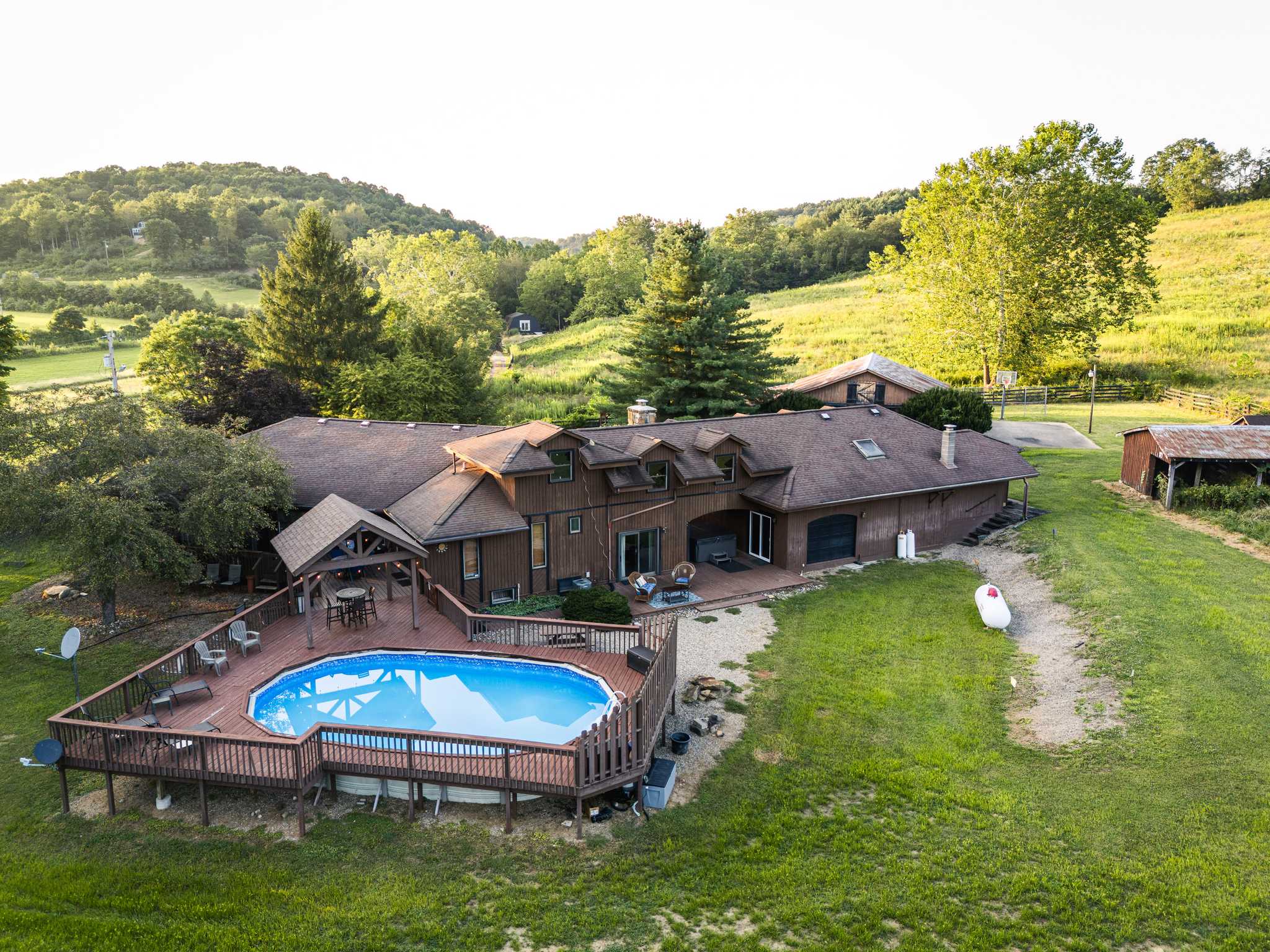 Liberty Lodge • Pool & Hot Tub • Game Room • BBQ — McArthur, OH — vacation rental
