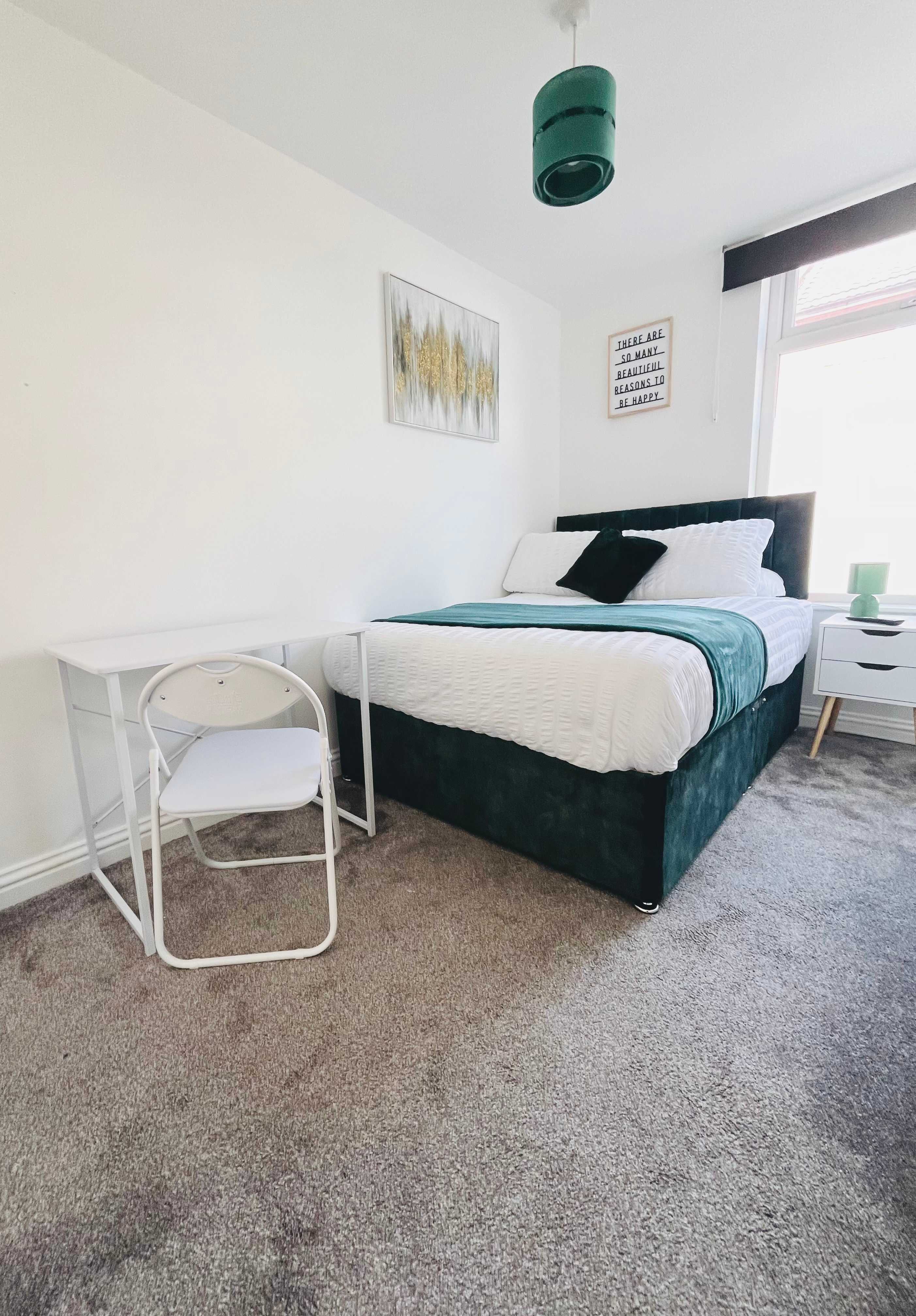 Cleveland Road House: Garden, Kitchen & Free Parking in Cleveland Road 35 PO5 1SF - Property image 2 - VivreStays
