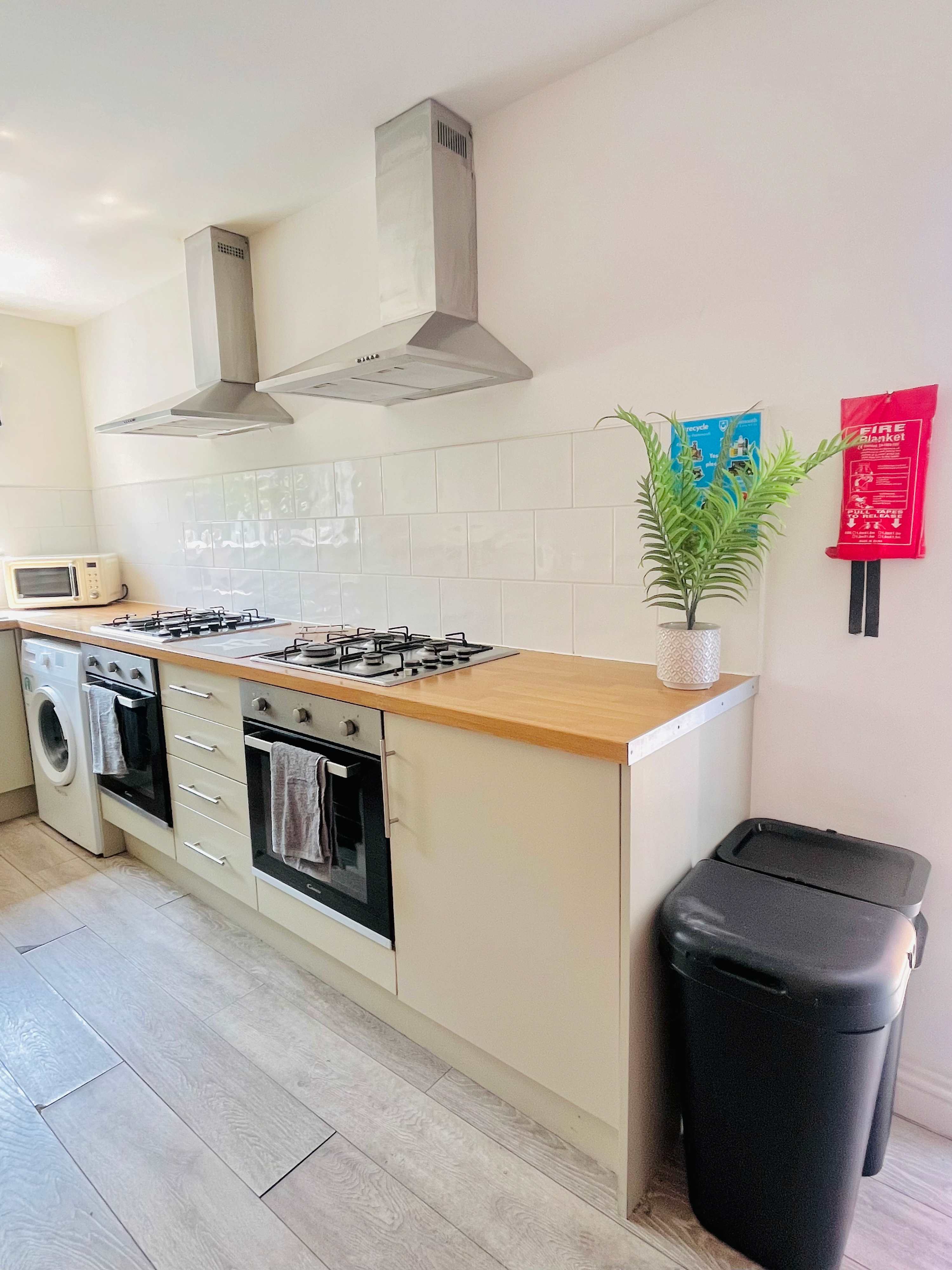 View Cosy Portsmouth House: Free Parking & Kitchen in Cleveland Road 35 PO5 1SF Cosy Portsmouth House: Free Parking & Kitchen in Cleveland Road 35 PO5 1SF - Property image 16 - VivreStays