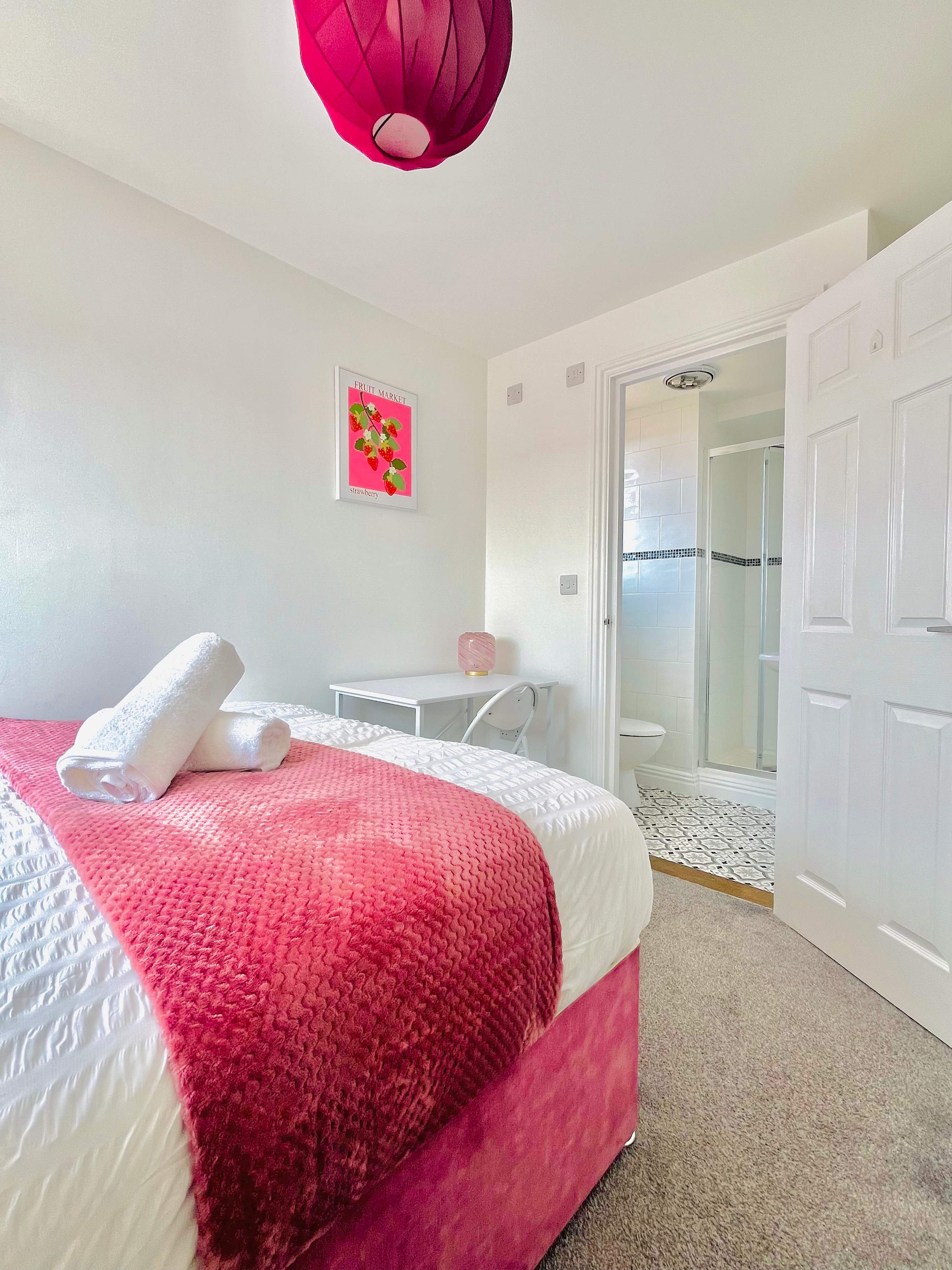 Cozy Portsmouth House: Garden, Kitchen & Free Parking in Cleveland Road 35 PO5 1SF - Property image 4 - VivreStays