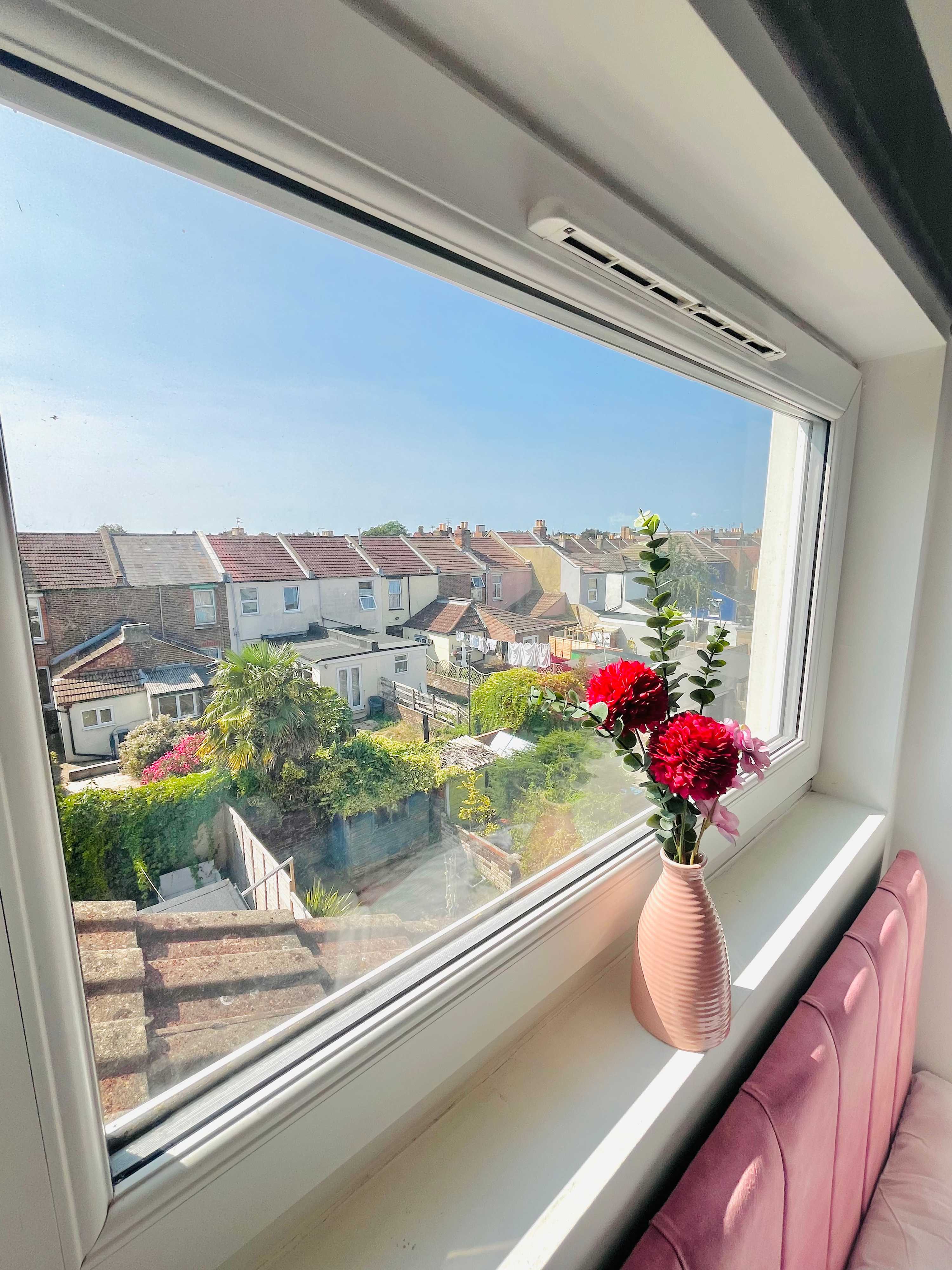 Cozy Portsmouth House: Garden, Kitchen & Free Parking in Cleveland Road 35 PO5 1SF - Property image 10 - VivreStays