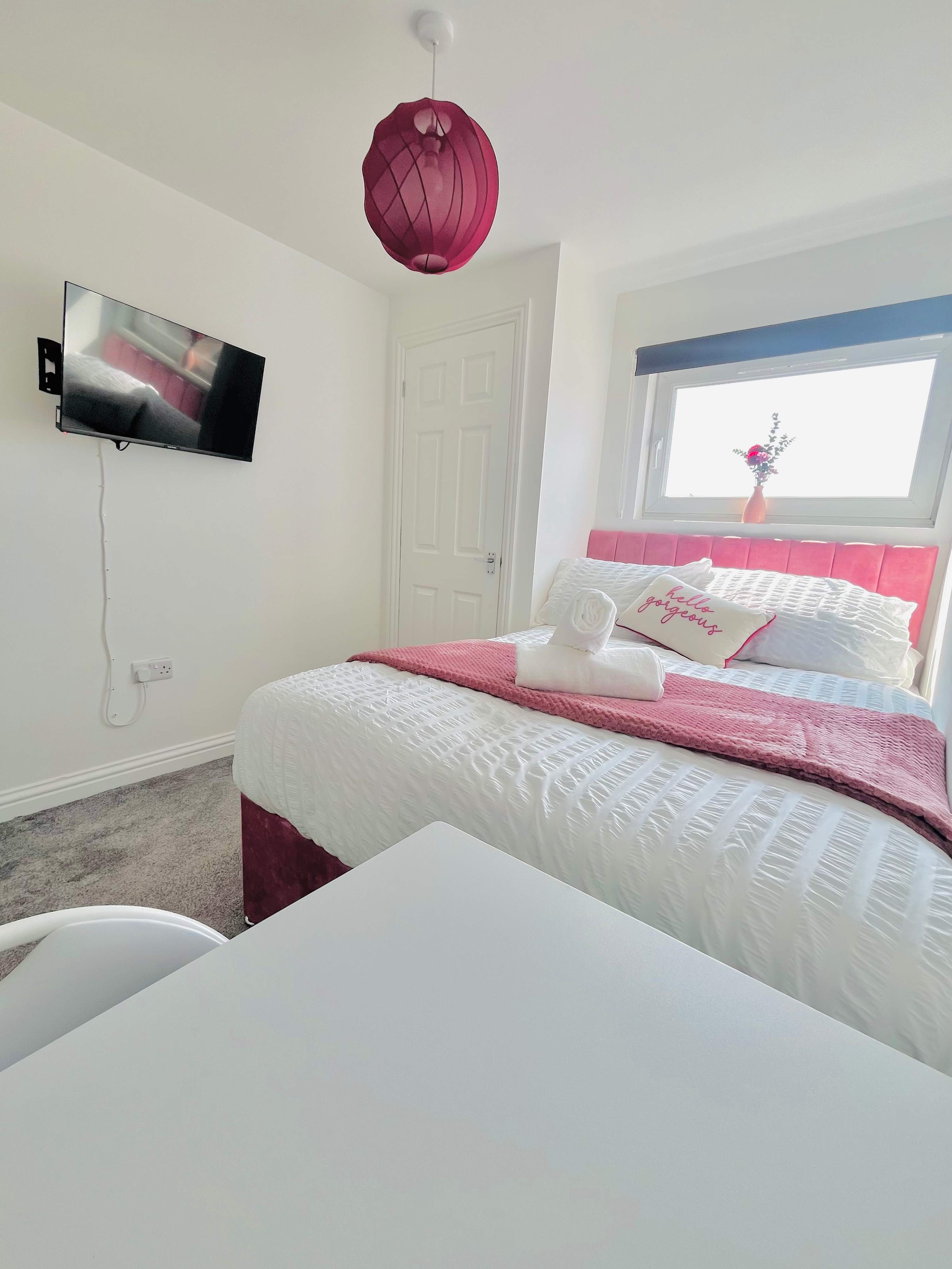 Cozy Portsmouth House: Garden, Kitchen & Free Parking in Cleveland Road 35 PO5 1SF - Property image 9 - VivreStays