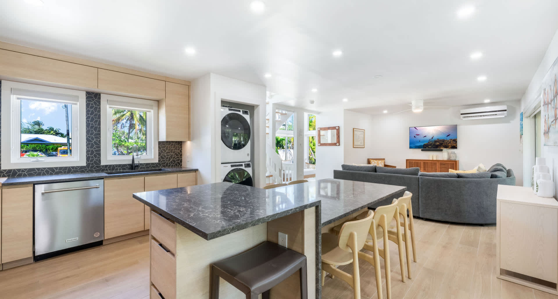 Renovated Rum Point 2 Bed Beachfront Condo w/ pool
