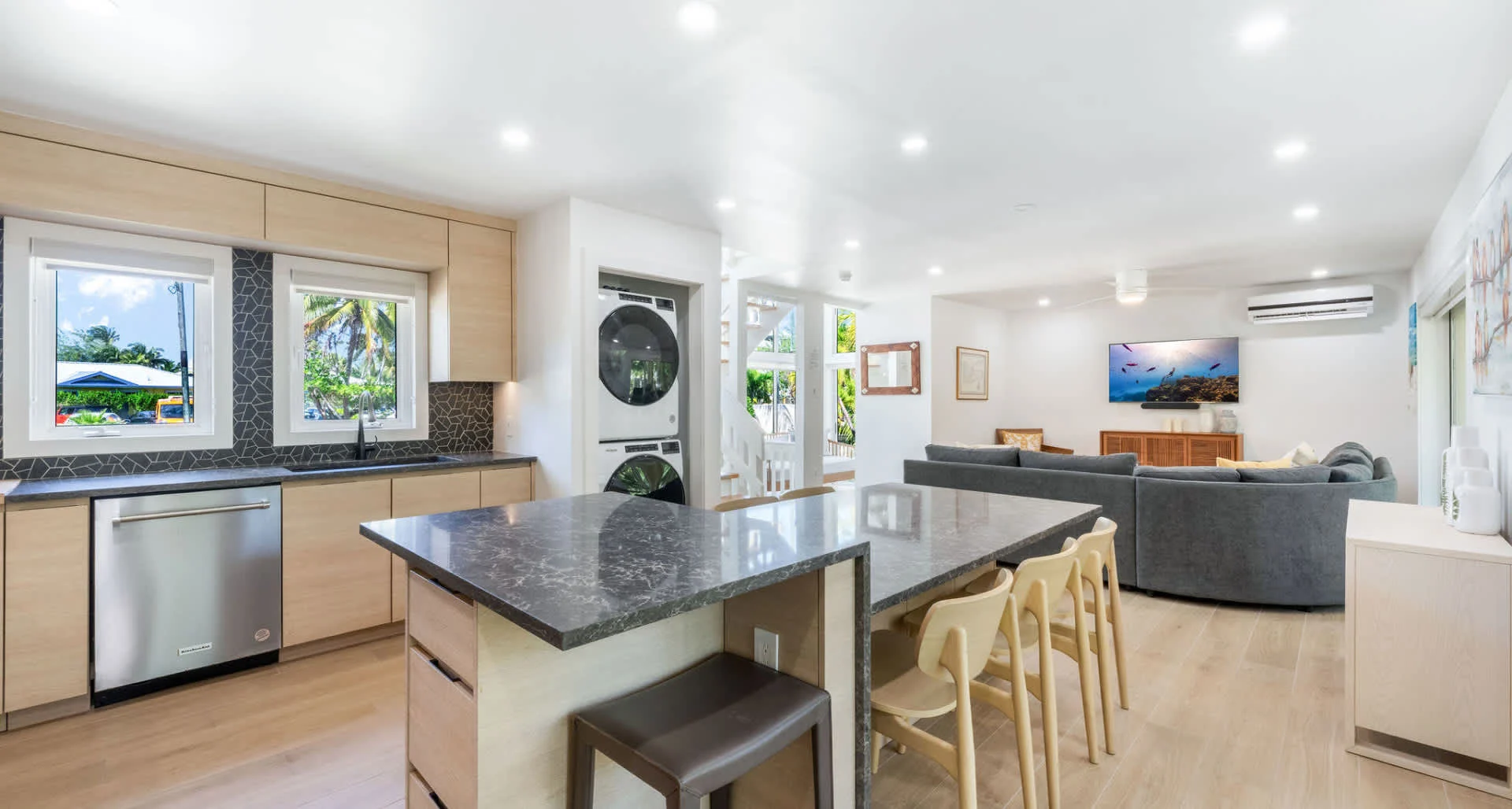 Renovated Rum Point 2 Bed Beachfront Condo w/ pool