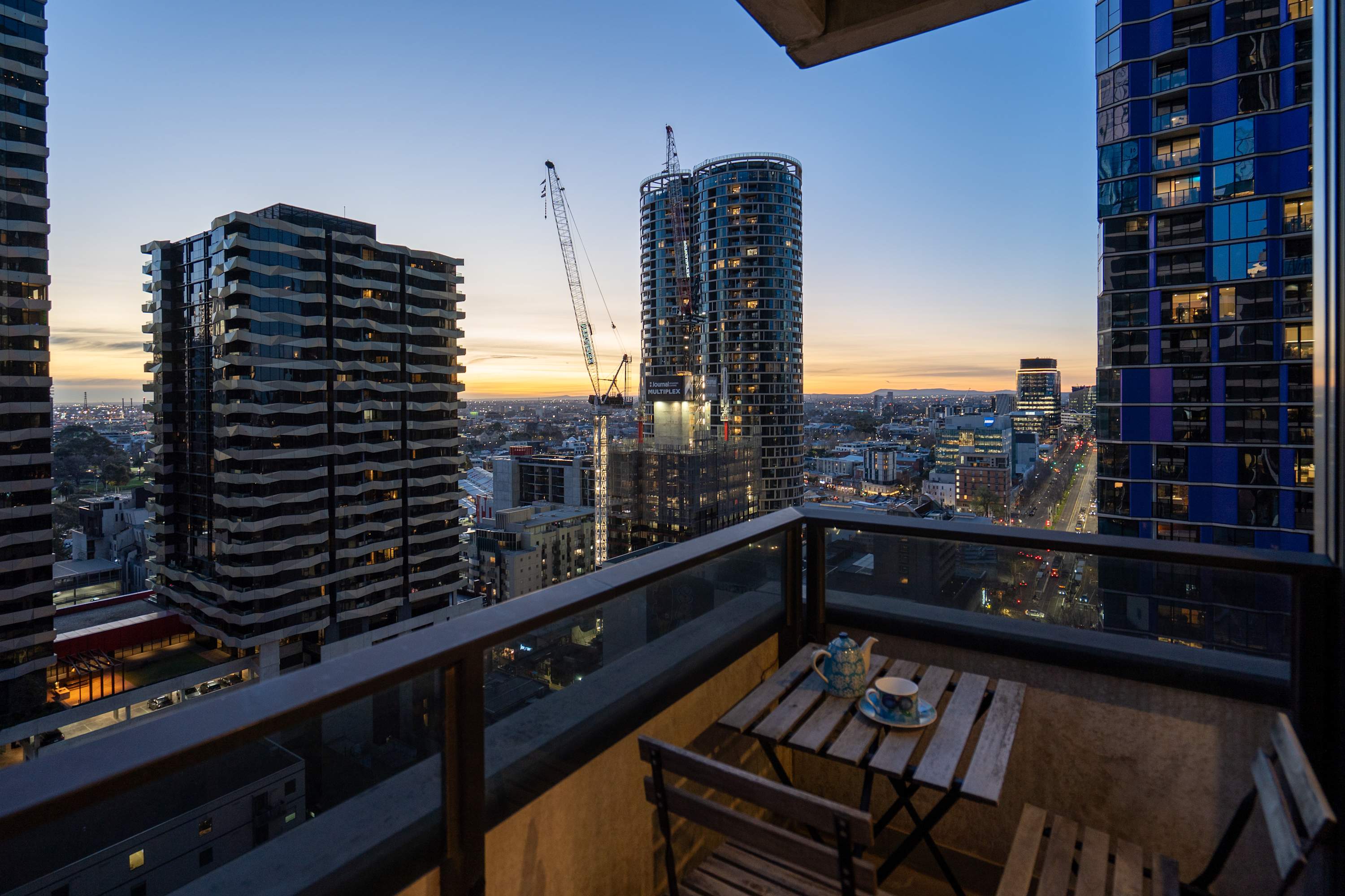 2b Melbourne CBD Apt with City Views and Balcony