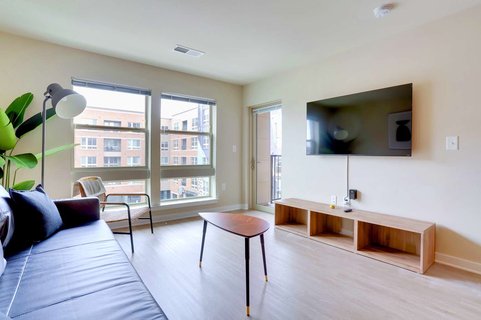 Comfortable Alexandria Apt W Business Facilities