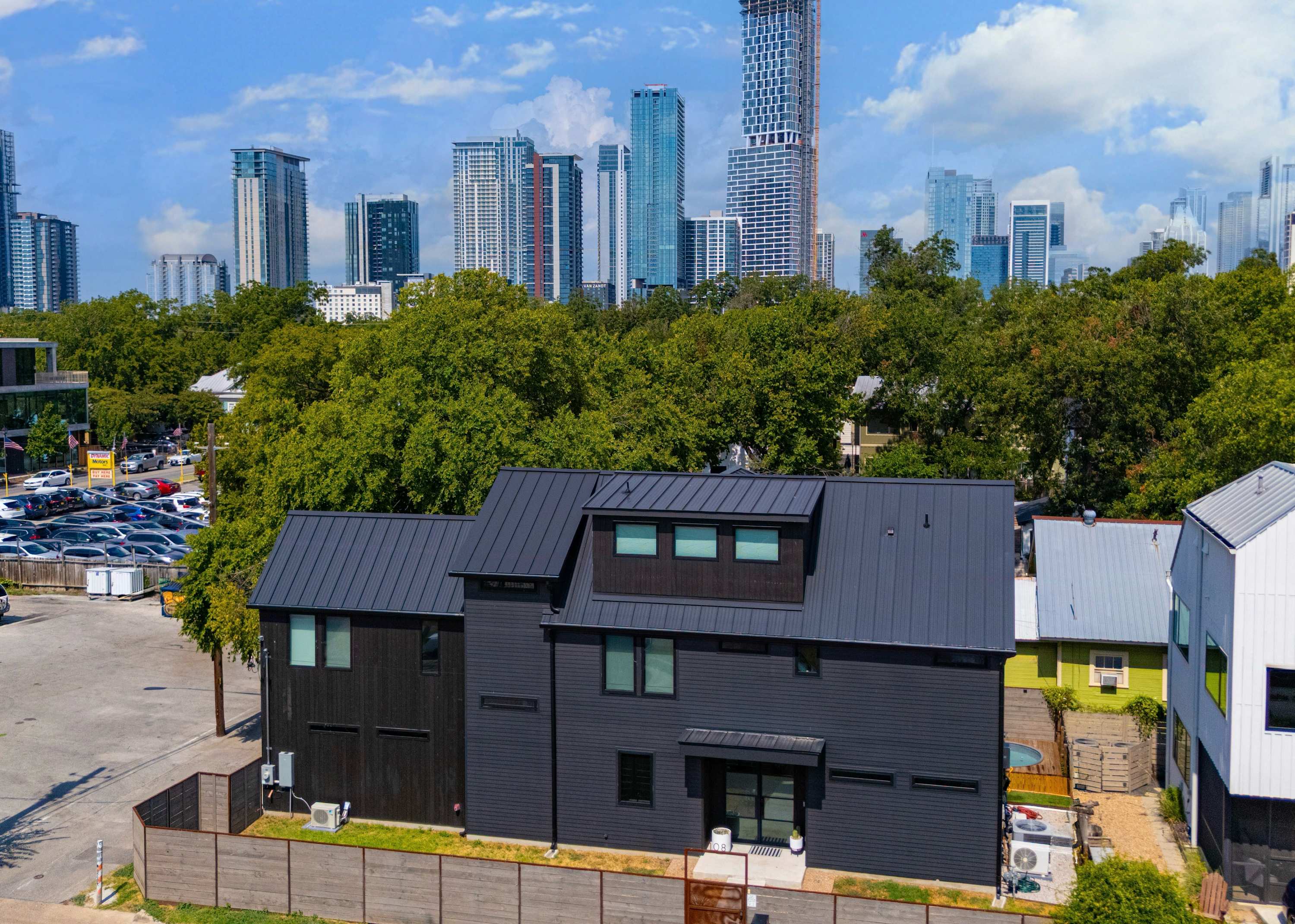 Walk to Downtown, Sleeps 16, MiniPutt, GameRoom! — Austin, TX — vacation rental
