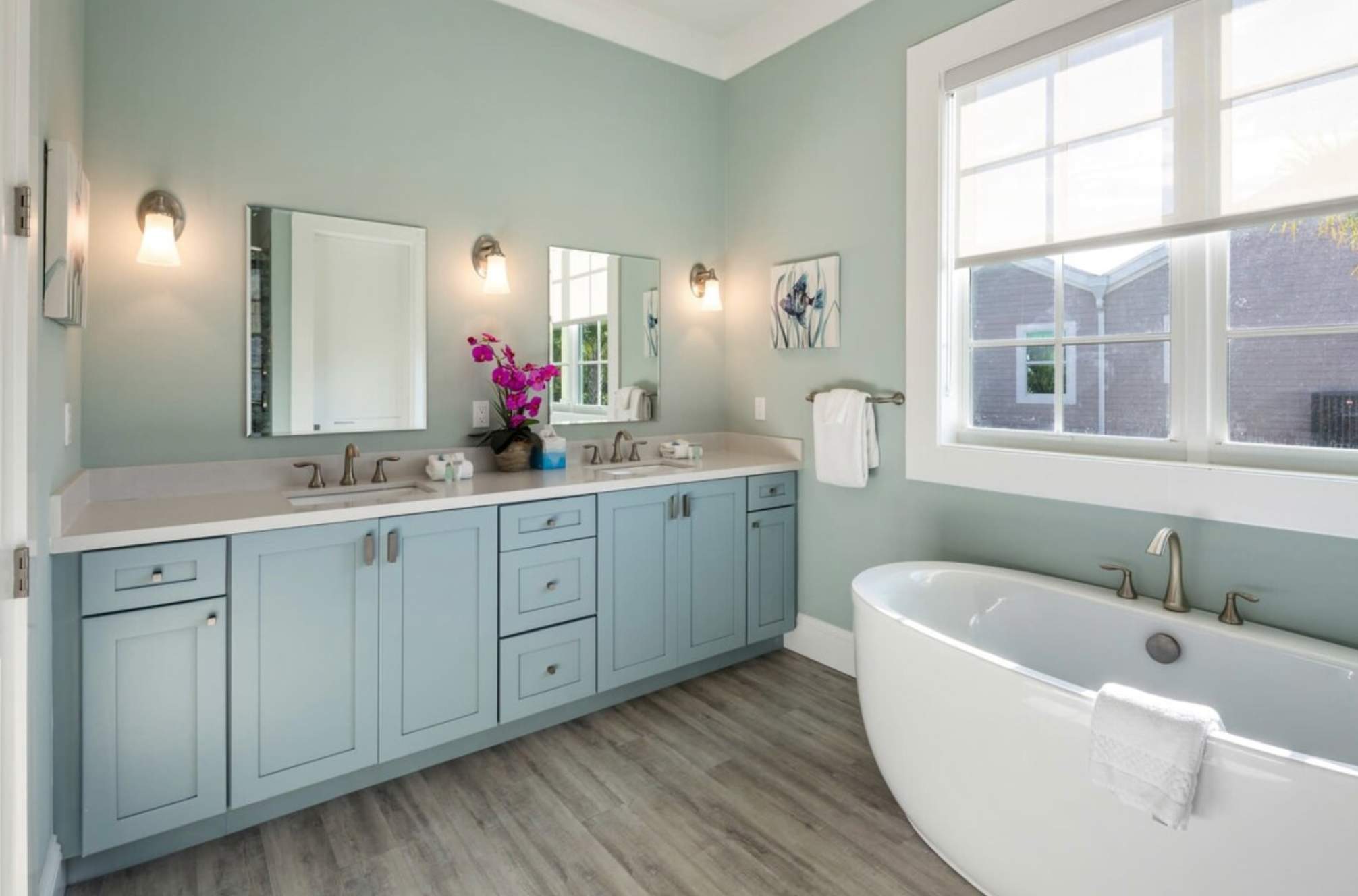 Springtide House - Luxury King Room