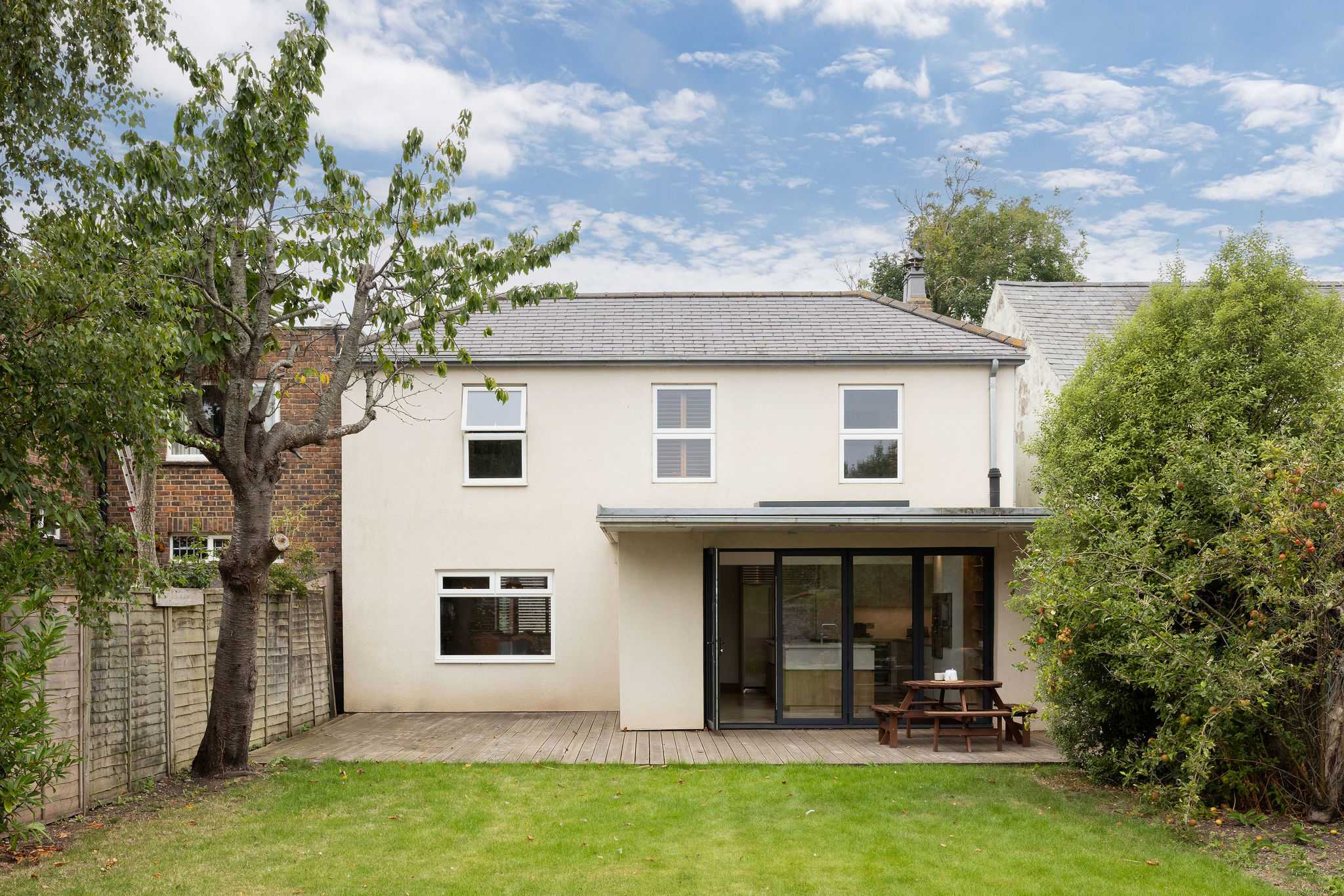 The spacious rear garden is great to enjoy with the children or friends!