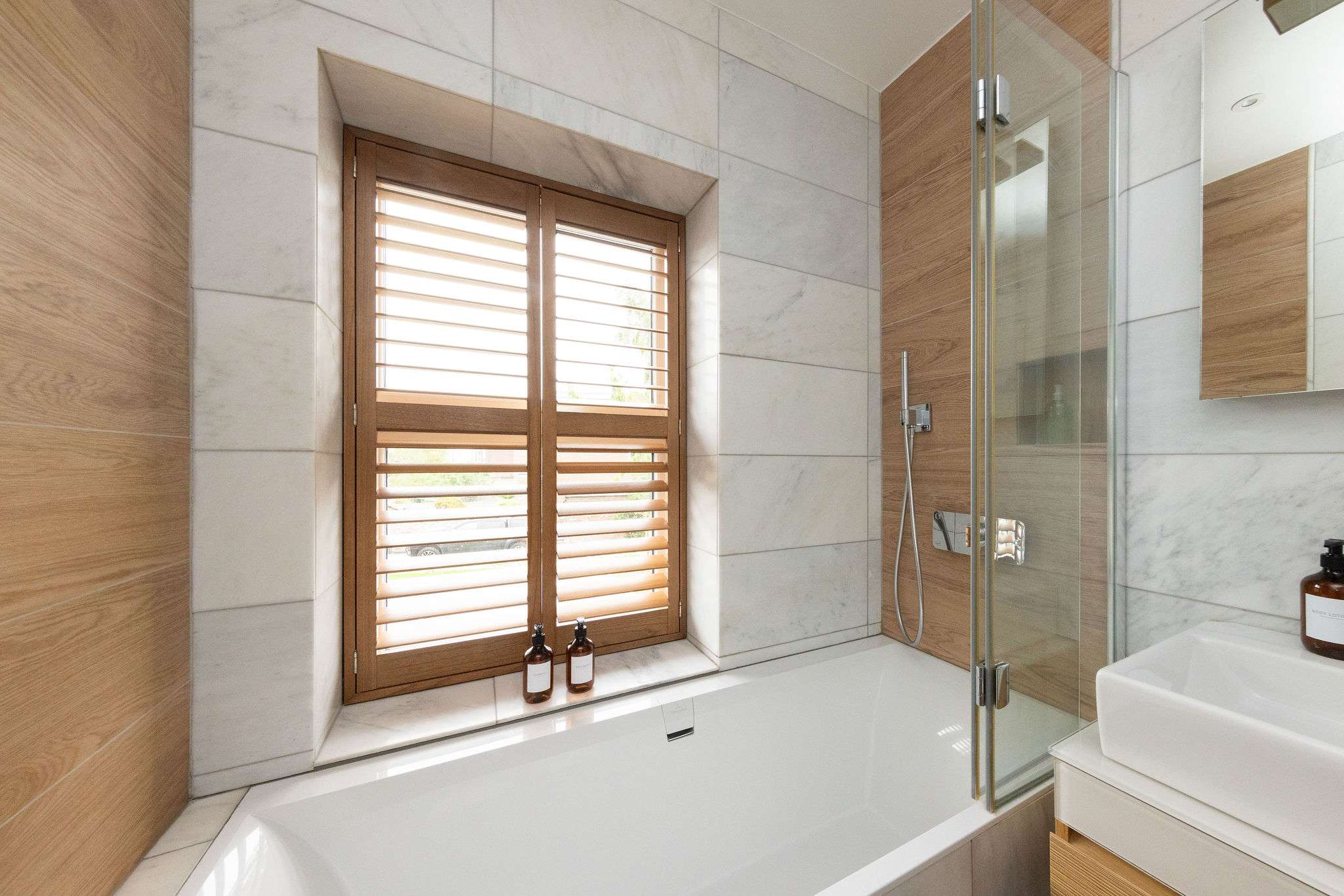 A bath with a handheld shower is perfect to freshen up after a day out sightseeing.