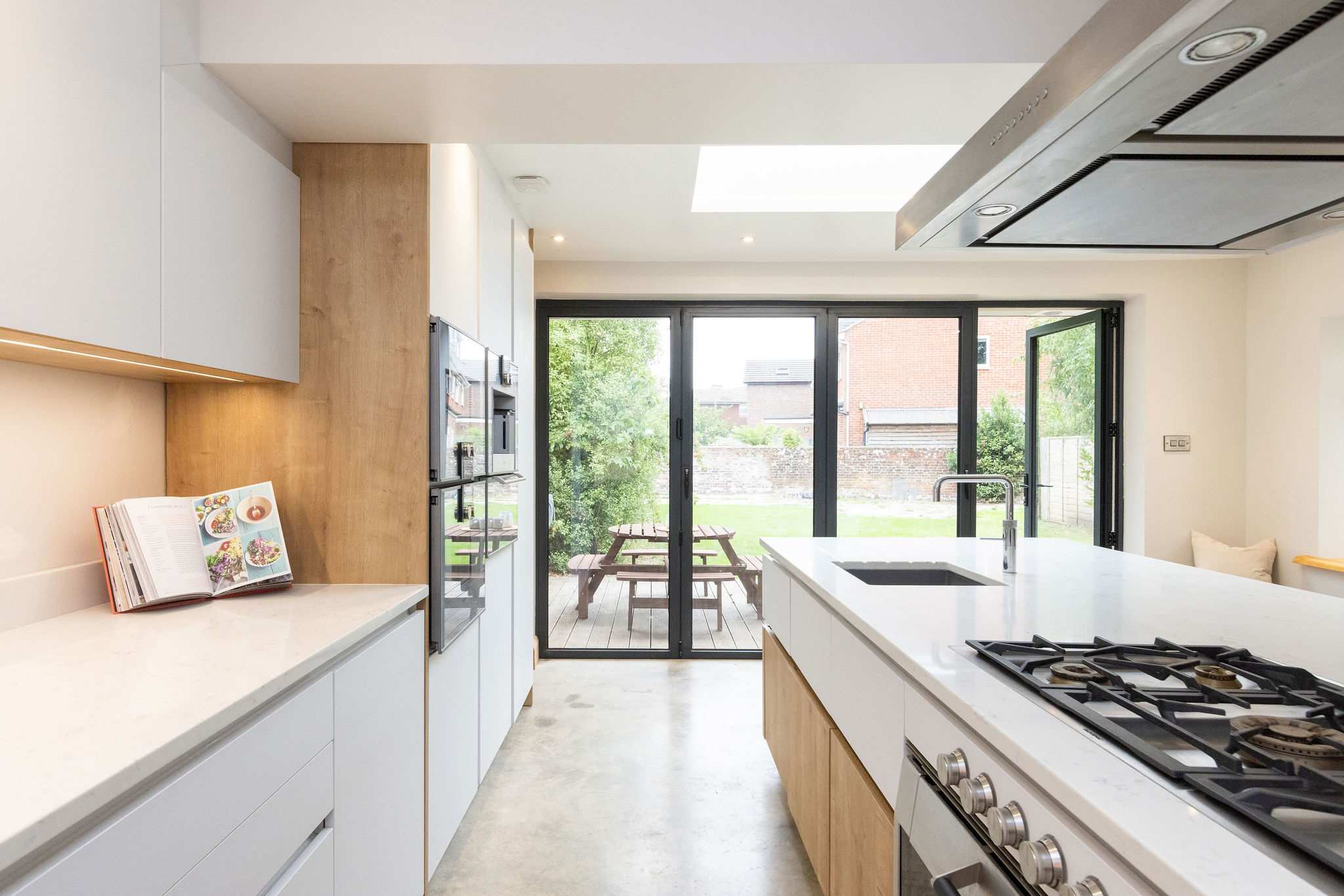 Spacious 4-Bed Near City & Sea