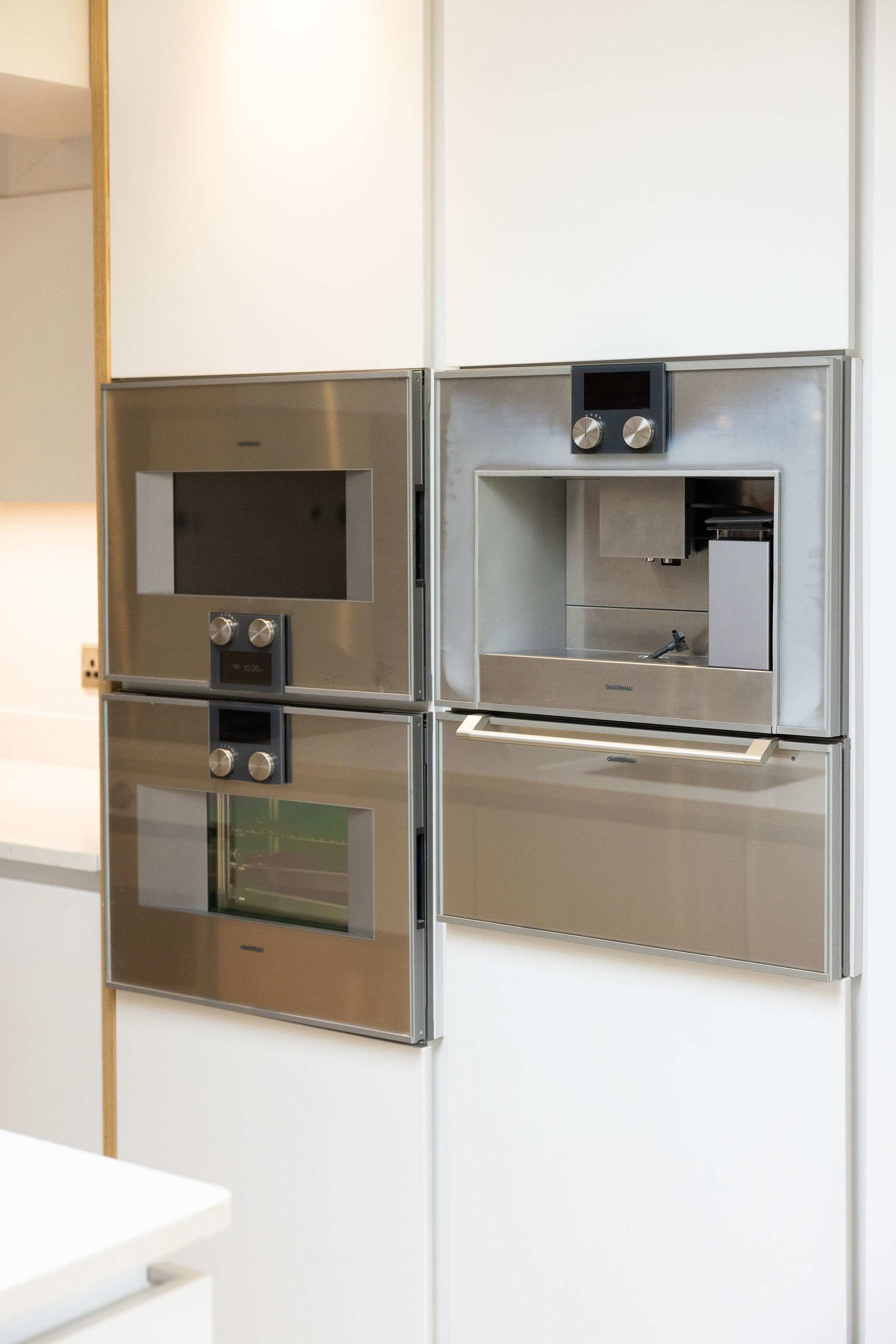 Cooking for 8 guests is easy with a double oven!