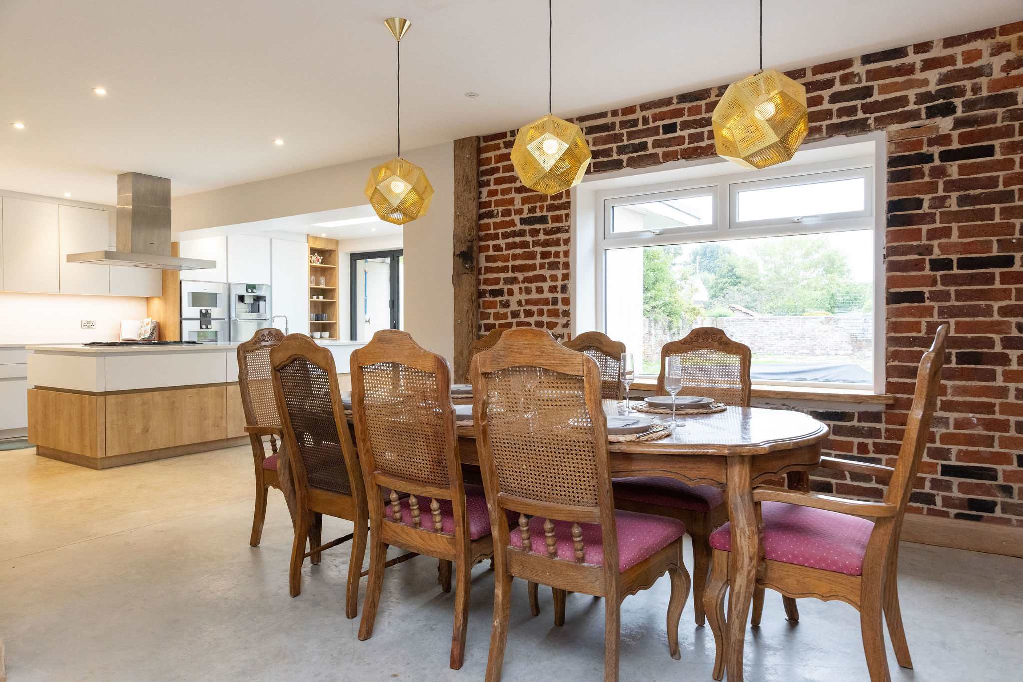 Enjoy the overhead table lighting to create the perfect ambiance for dinner time!