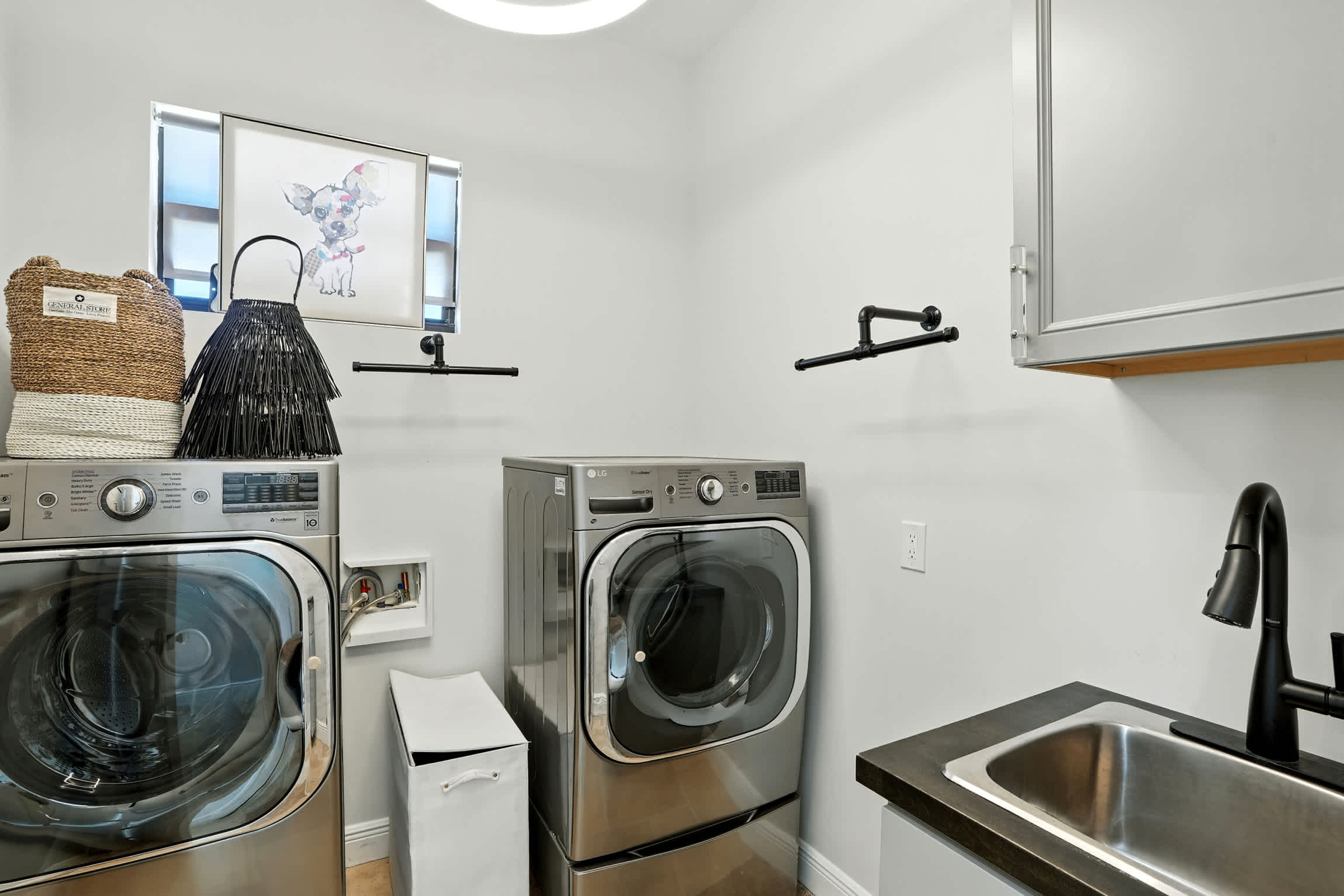 Spacious Luxury Waterfront Retreat with Pool Spa | Photo 31