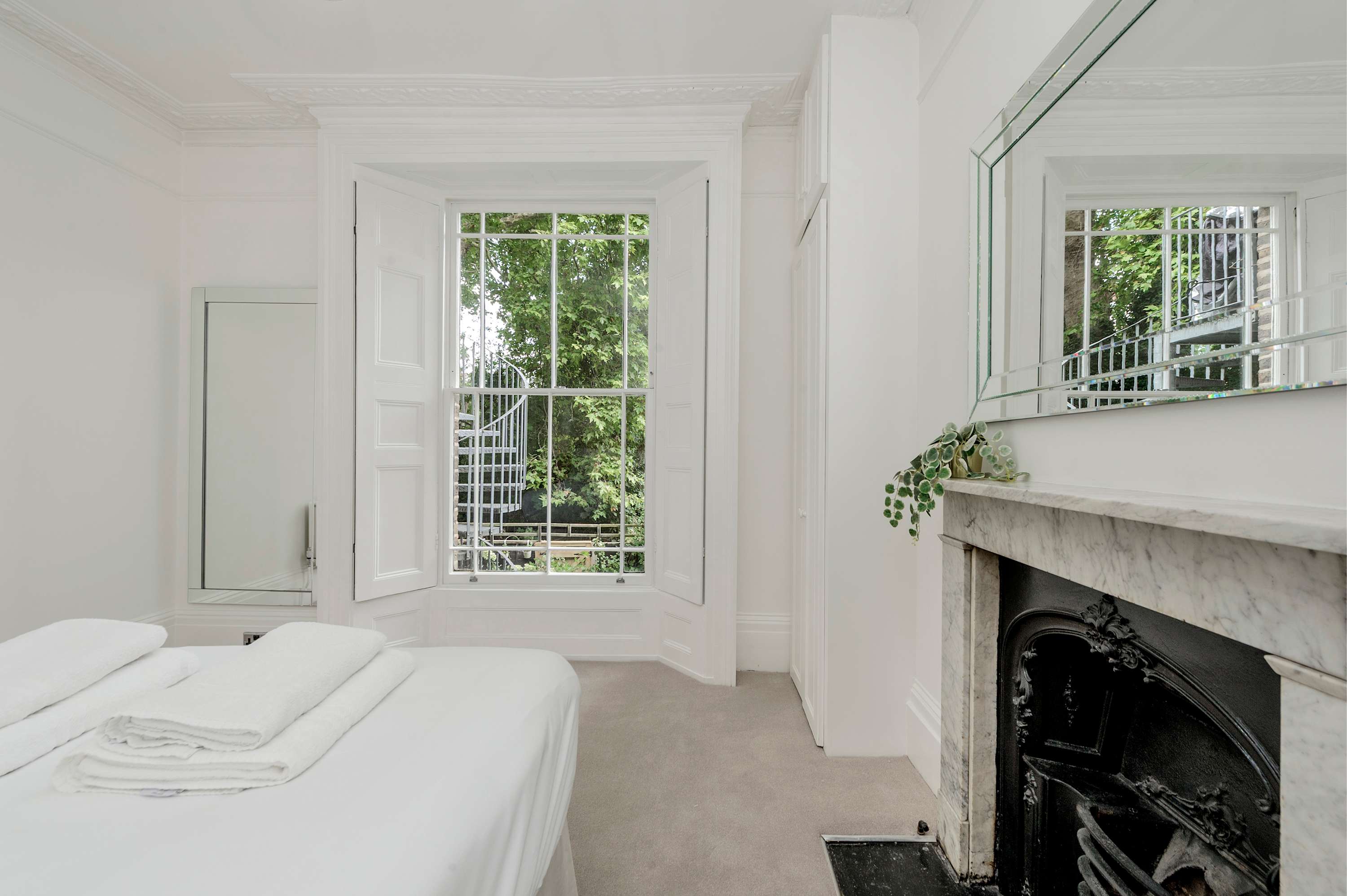 View Modern 2 bed flat - Hammersmith Grove in Hammersmith Grove 240 W6 7EW Modern 2 bed flat - Hammersmith Grove in Hammersmith Grove 240 W6 7EW - Property image 19 - VivreStays