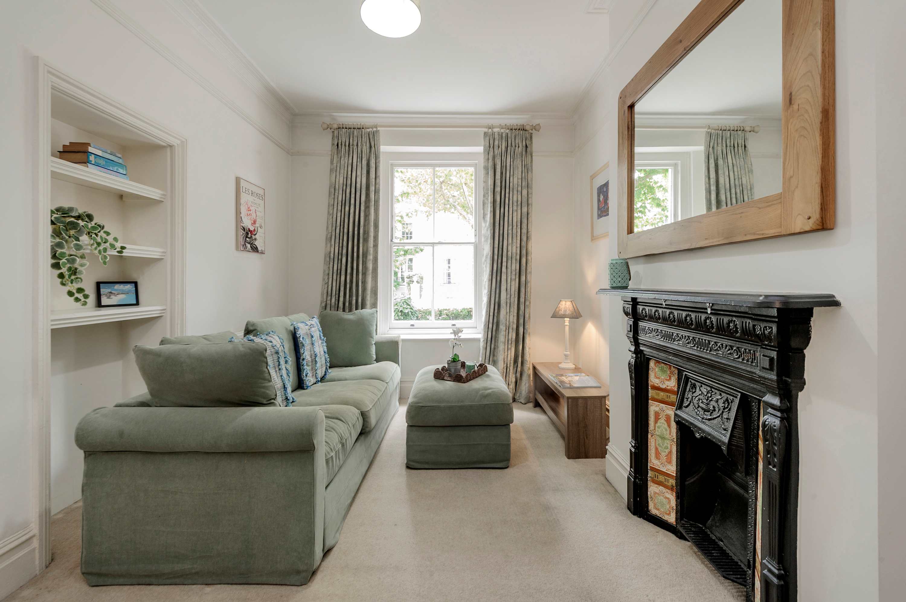 View Modern 2 bed flat - Hammersmith Grove in Hammersmith Grove 240 W6 7EW Modern 2 bed flat - Hammersmith Grove in Hammersmith Grove 240 W6 7EW - Property image 3 - VivreStays