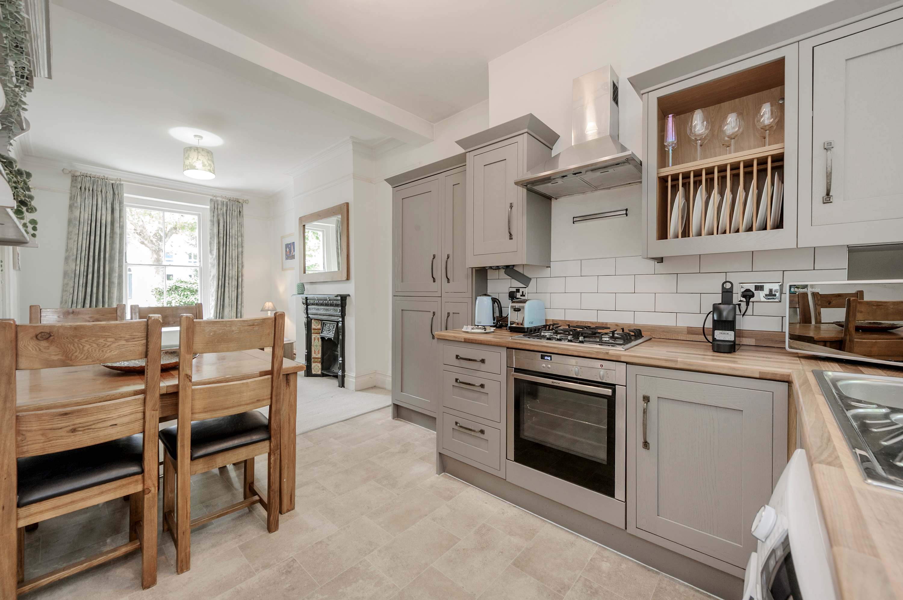 View Modern 2 bed flat - Hammersmith Grove in Hammersmith Grove 240 W6 7EW Modern 2 bed flat - Hammersmith Grove in Hammersmith Grove 240 W6 7EW - Property image 2 - VivreStays