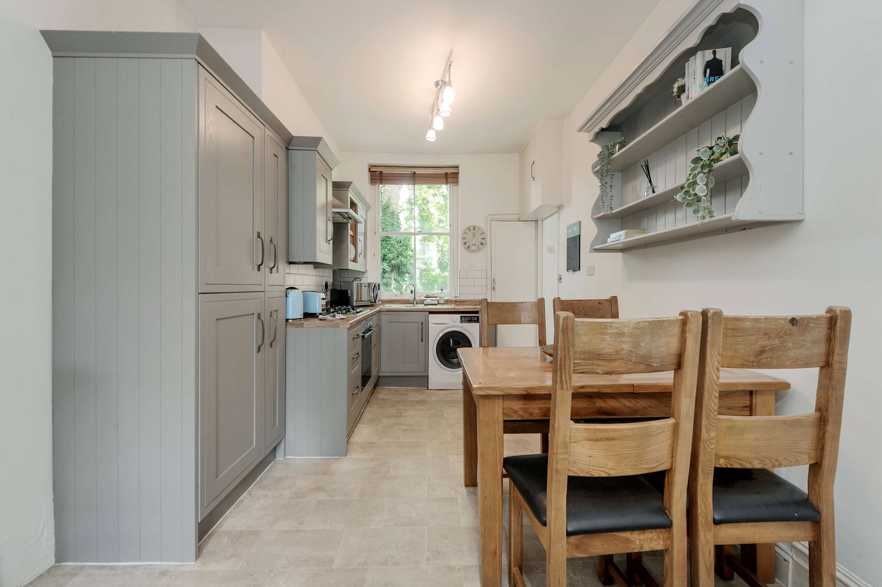 View Modern 2 bed flat - Hammersmith Grove in Hammersmith Grove 240 W6 7EW Modern 2 bed flat - Hammersmith Grove in Hammersmith Grove 240 W6 7EW - Property image 11 - VivreStays