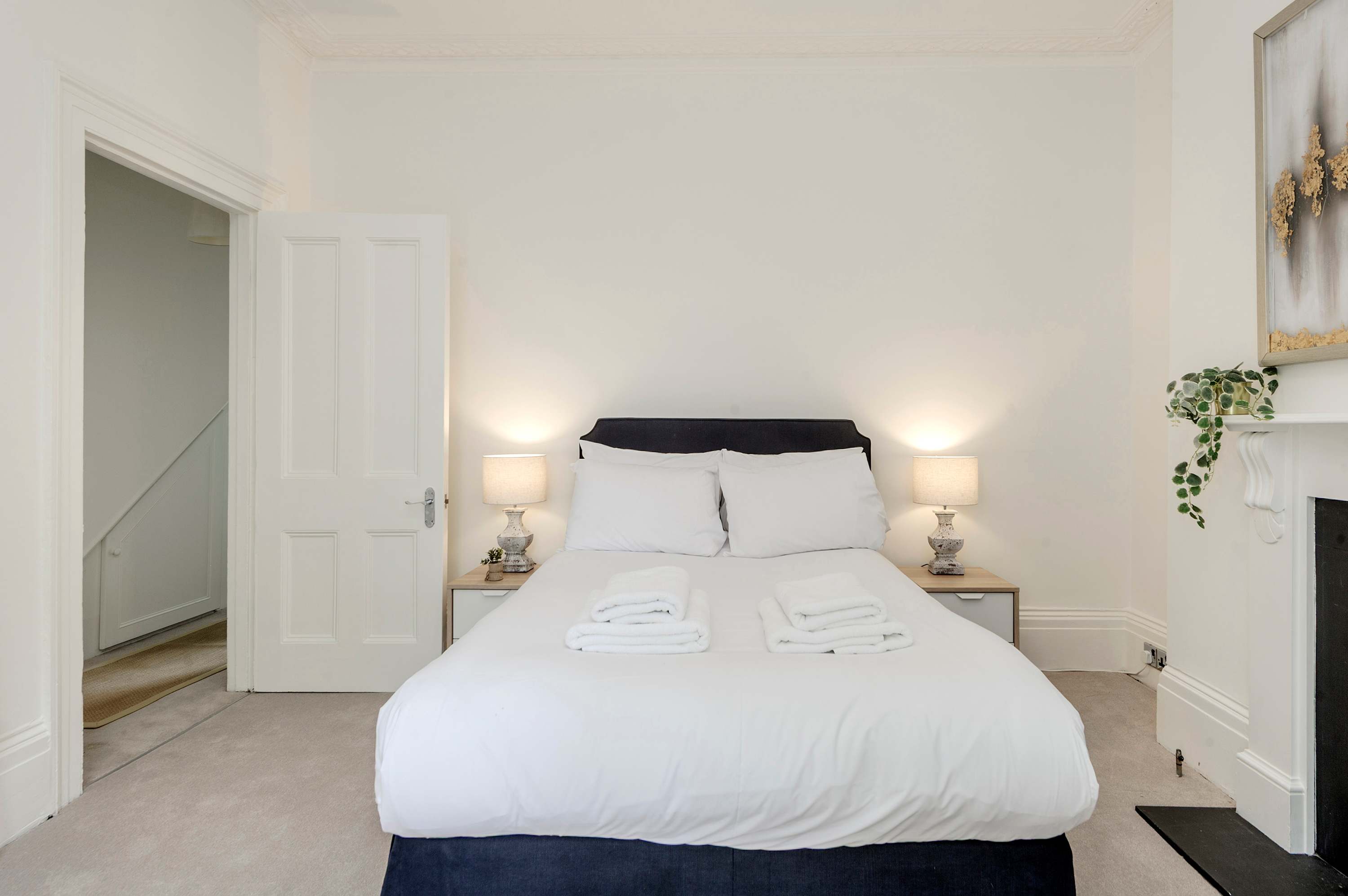 View Modern 2 bed flat - Hammersmith Grove in Hammersmith Grove 240 W6 7EW Modern 2 bed flat - Hammersmith Grove in Hammersmith Grove 240 W6 7EW - Property image 5 - VivreStays