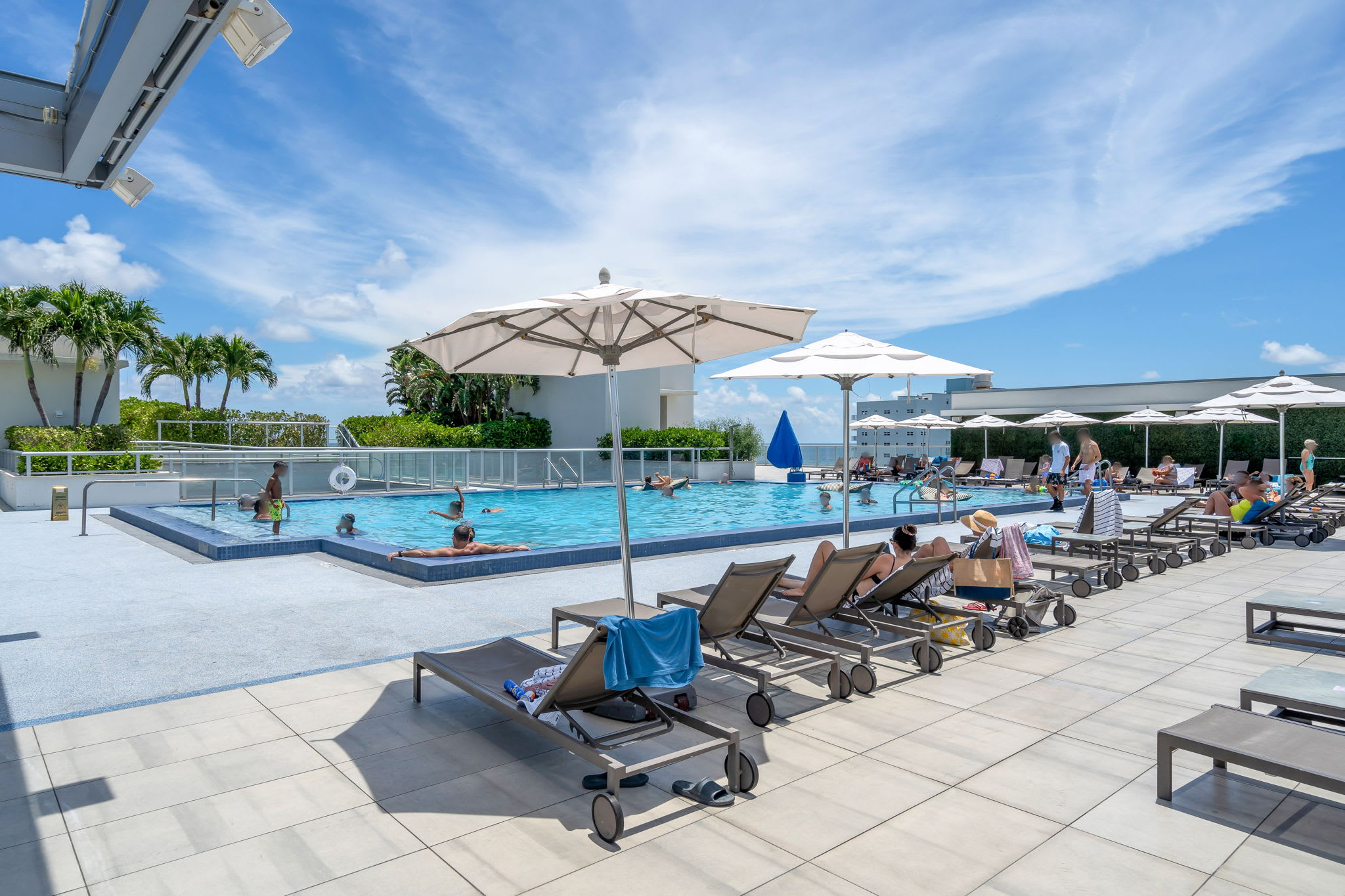 BEACHFRONT CONDO WITH ROOFTOP POOL FOR 6 GUESTS | Photo 3