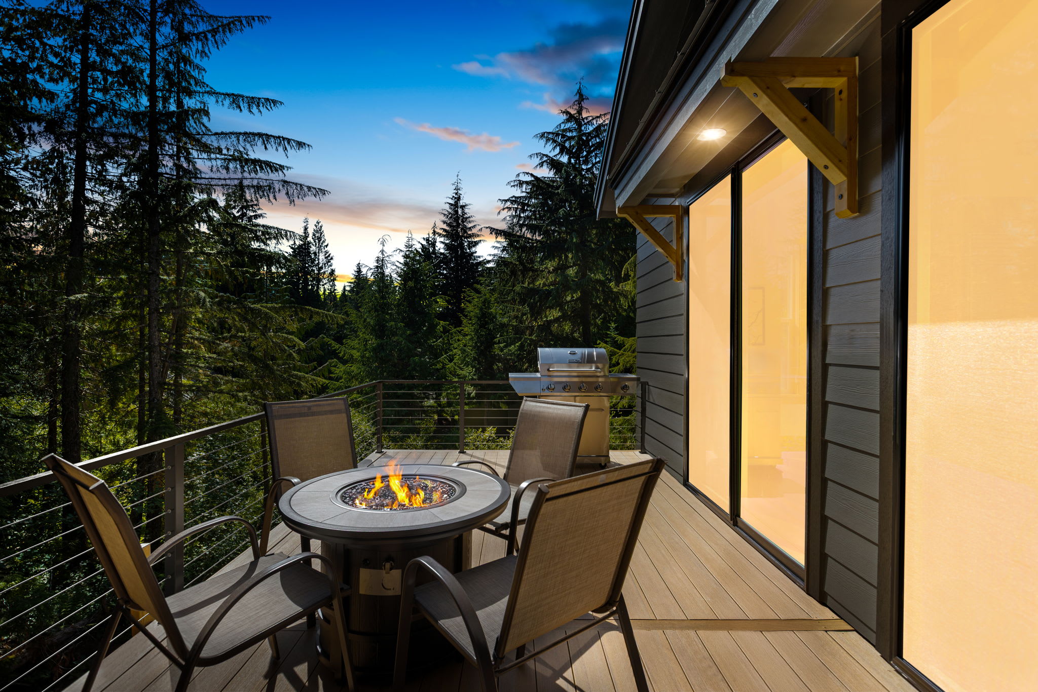 3 Br Sleep 8 • Hot Tub • Fire Pit • Stunning Views