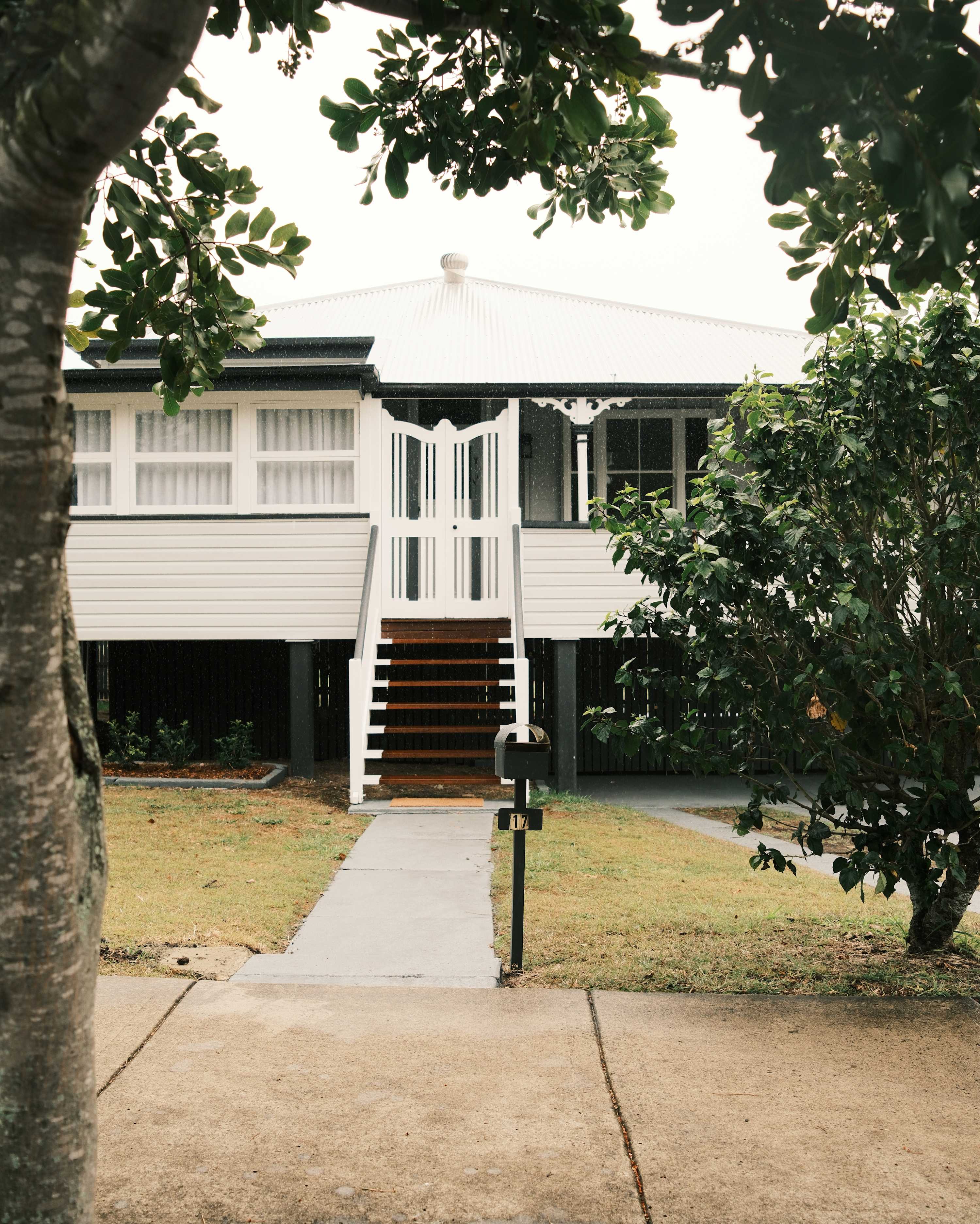 Urban Getaway Colonial 6 beds 2 bath, aircon, pet, family β Booval, Queensland β vacation rental