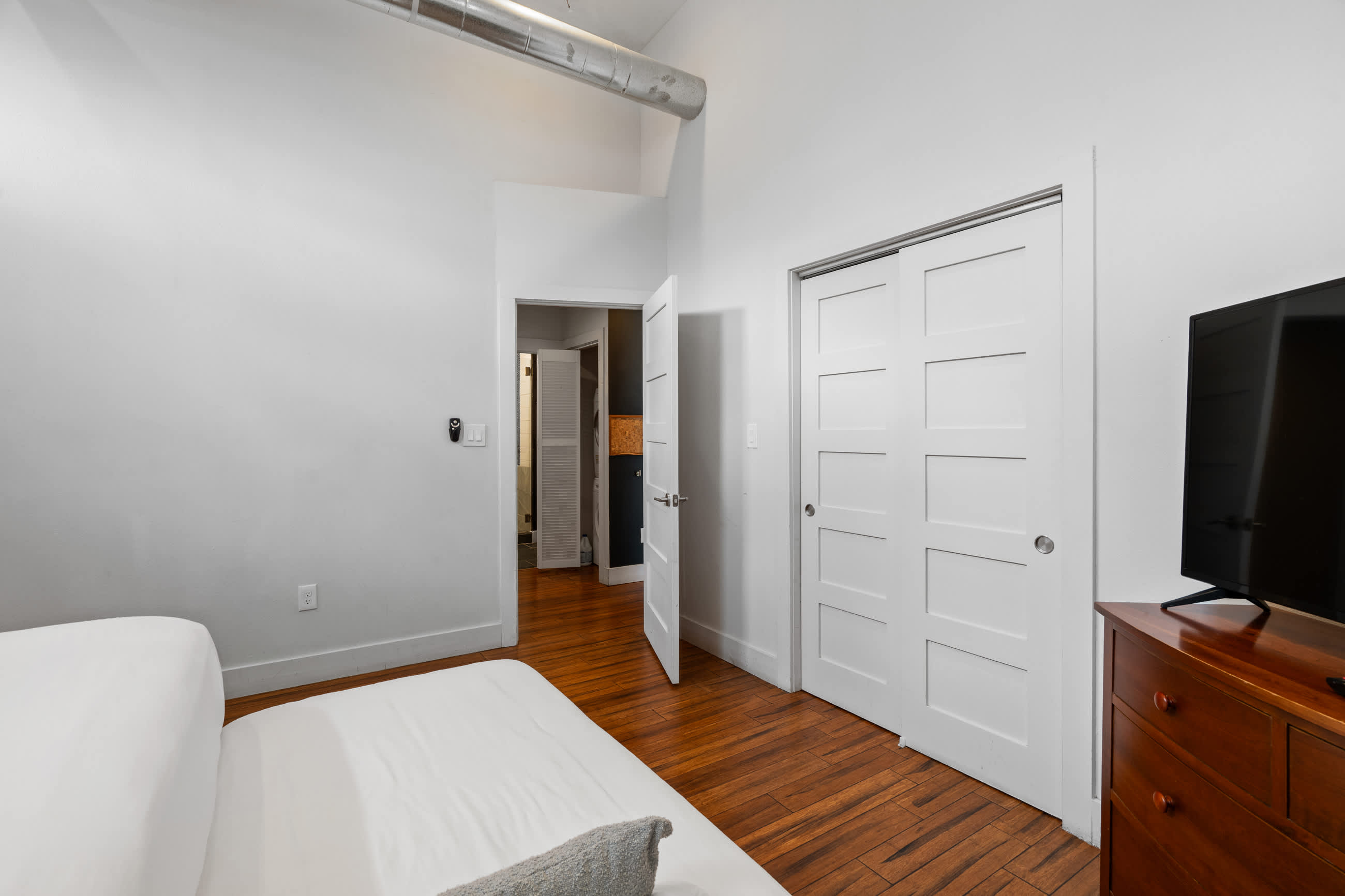 Inviting Bedroom with 1 Queen bed and 1 Single bed