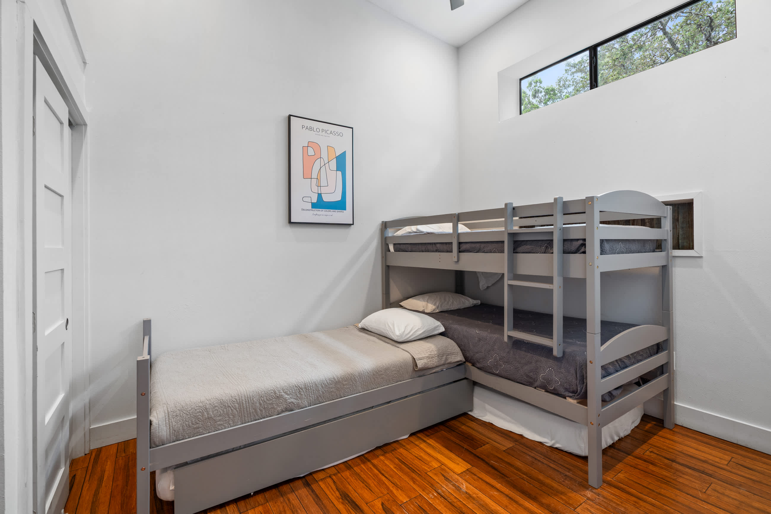 Bedroom with 5 Double beds