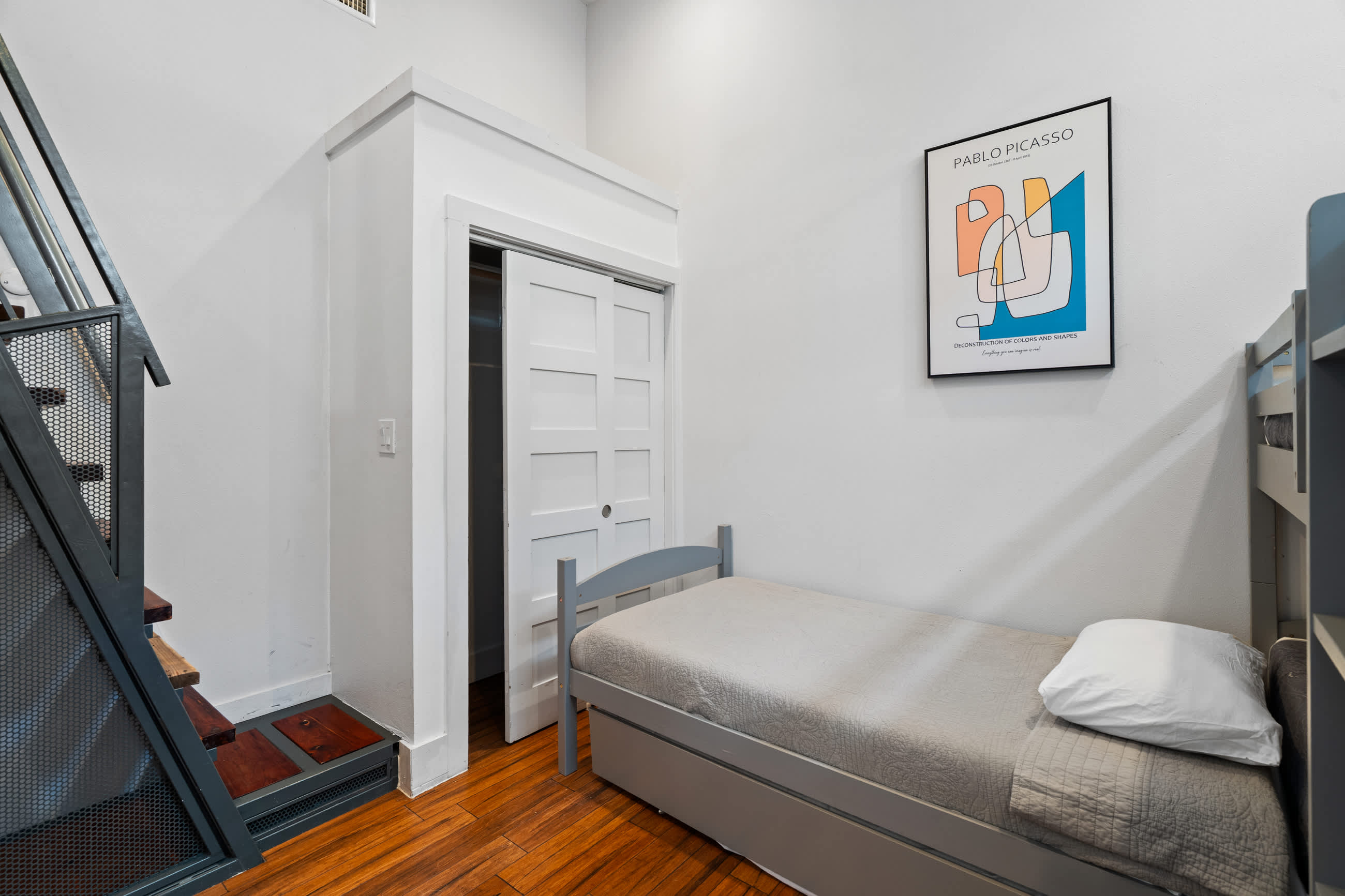 Bedroom with 5 Double beds