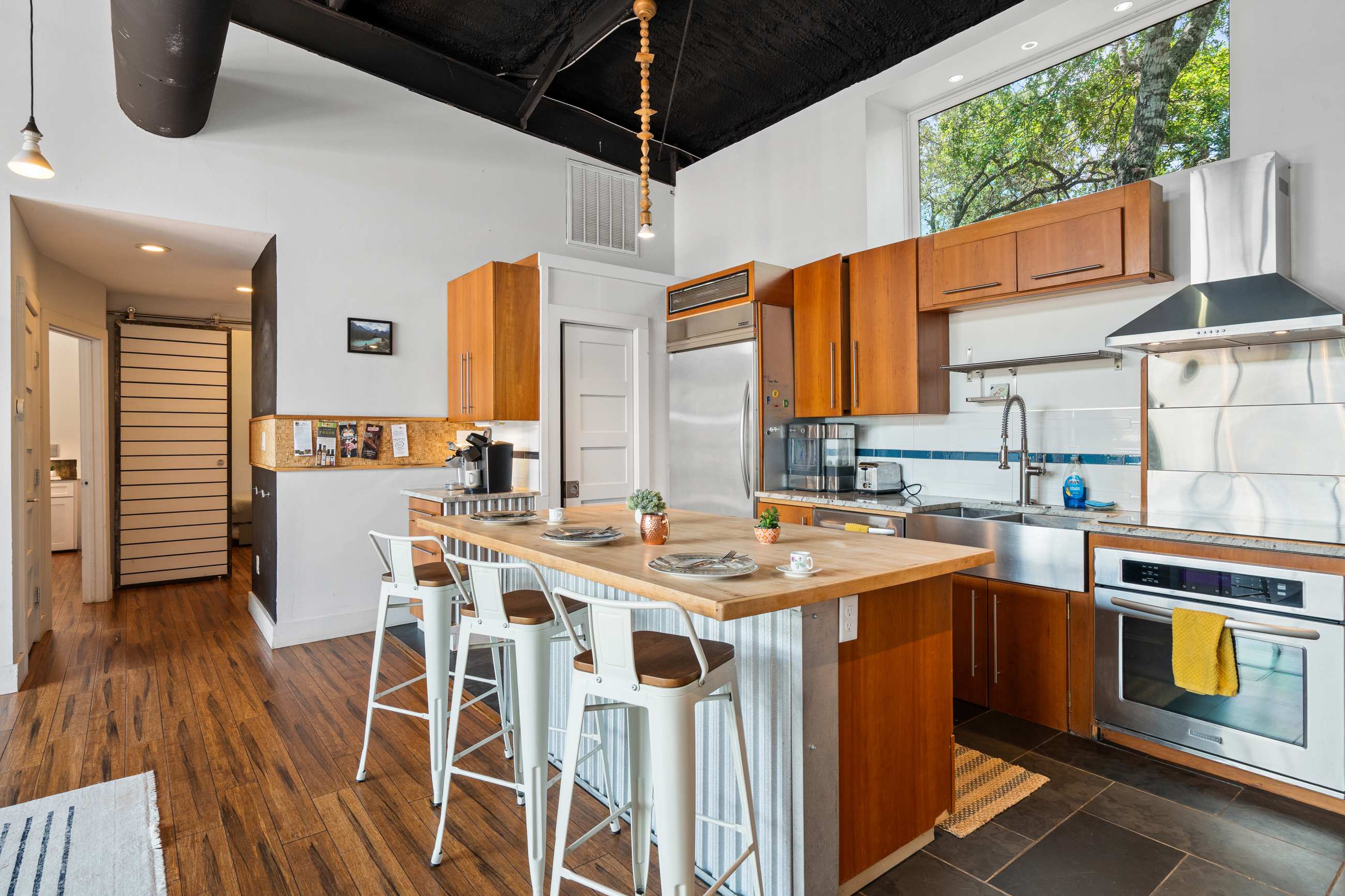 Open-concept Fully Equipped Kitchen with Centred-Island and Bar Stools