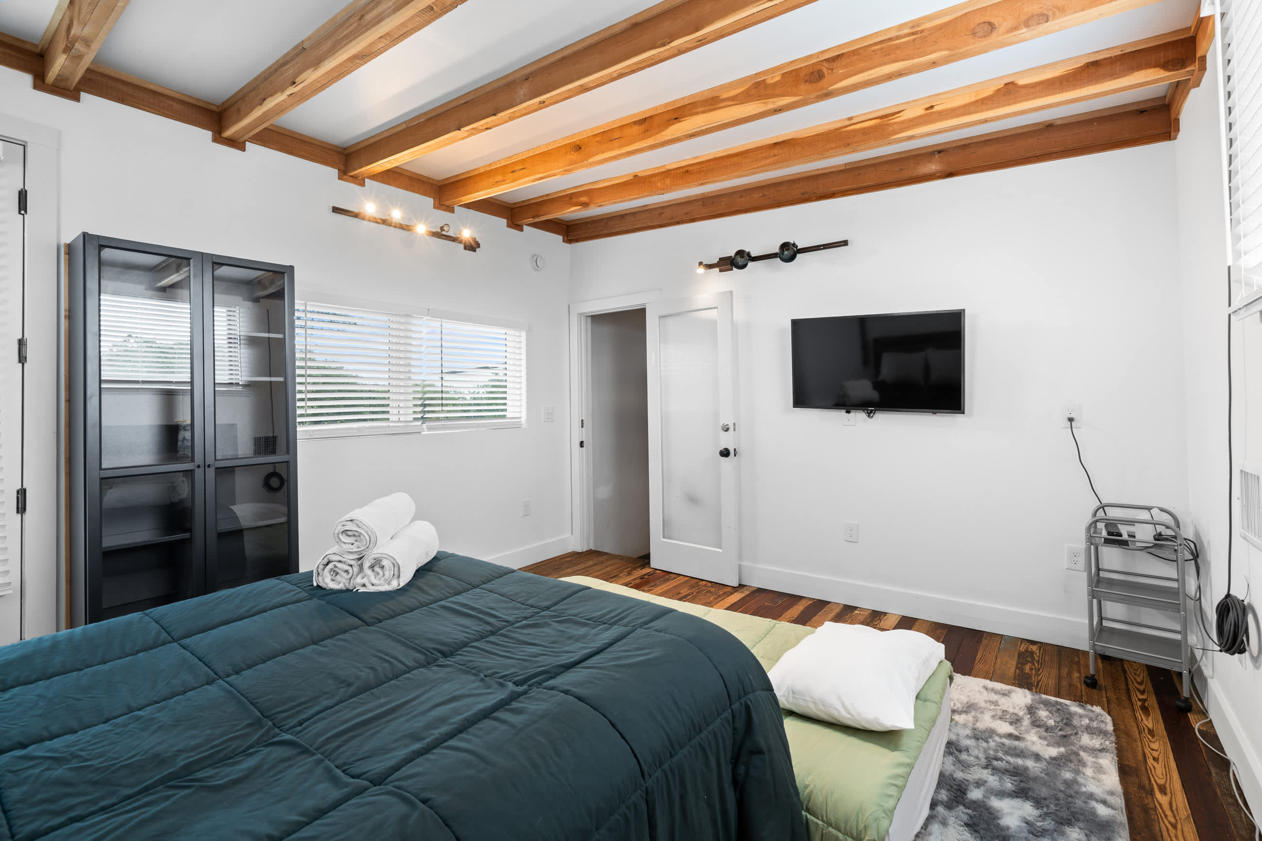 Tranquil Bedroom with 1 King Bed and 1 Double Bed