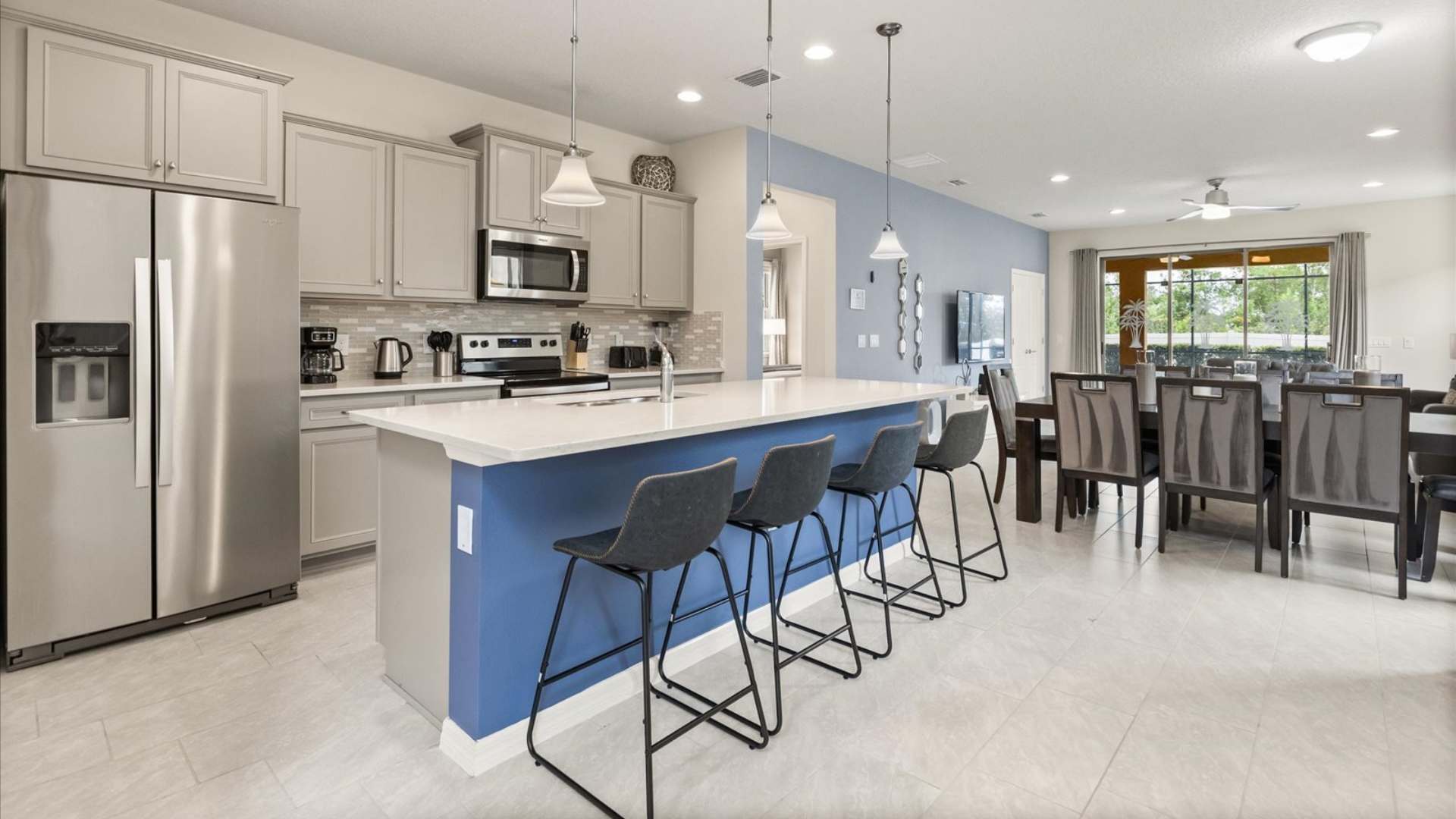 Contemporary Kitchen with Centred Island and Bar Seating