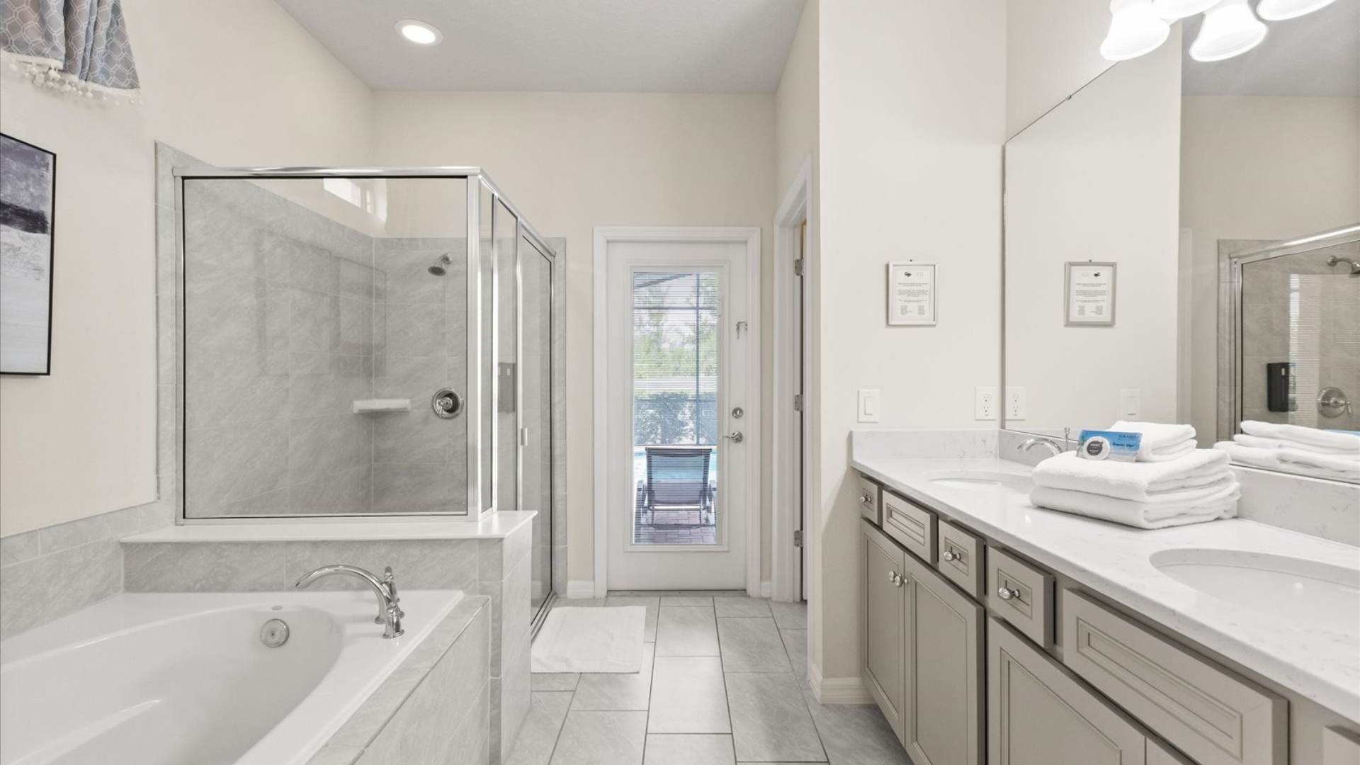 King Bedroom En-suite Bathroom with Bath tub and Shower