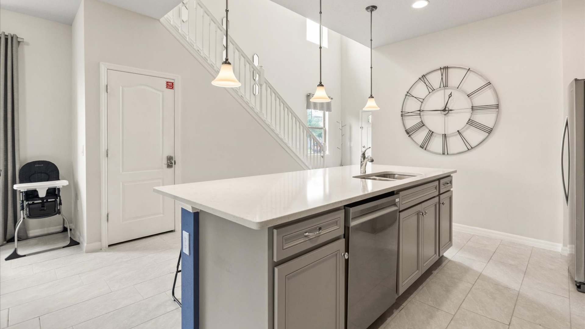 Contemporary Kitchen with Centred Island 