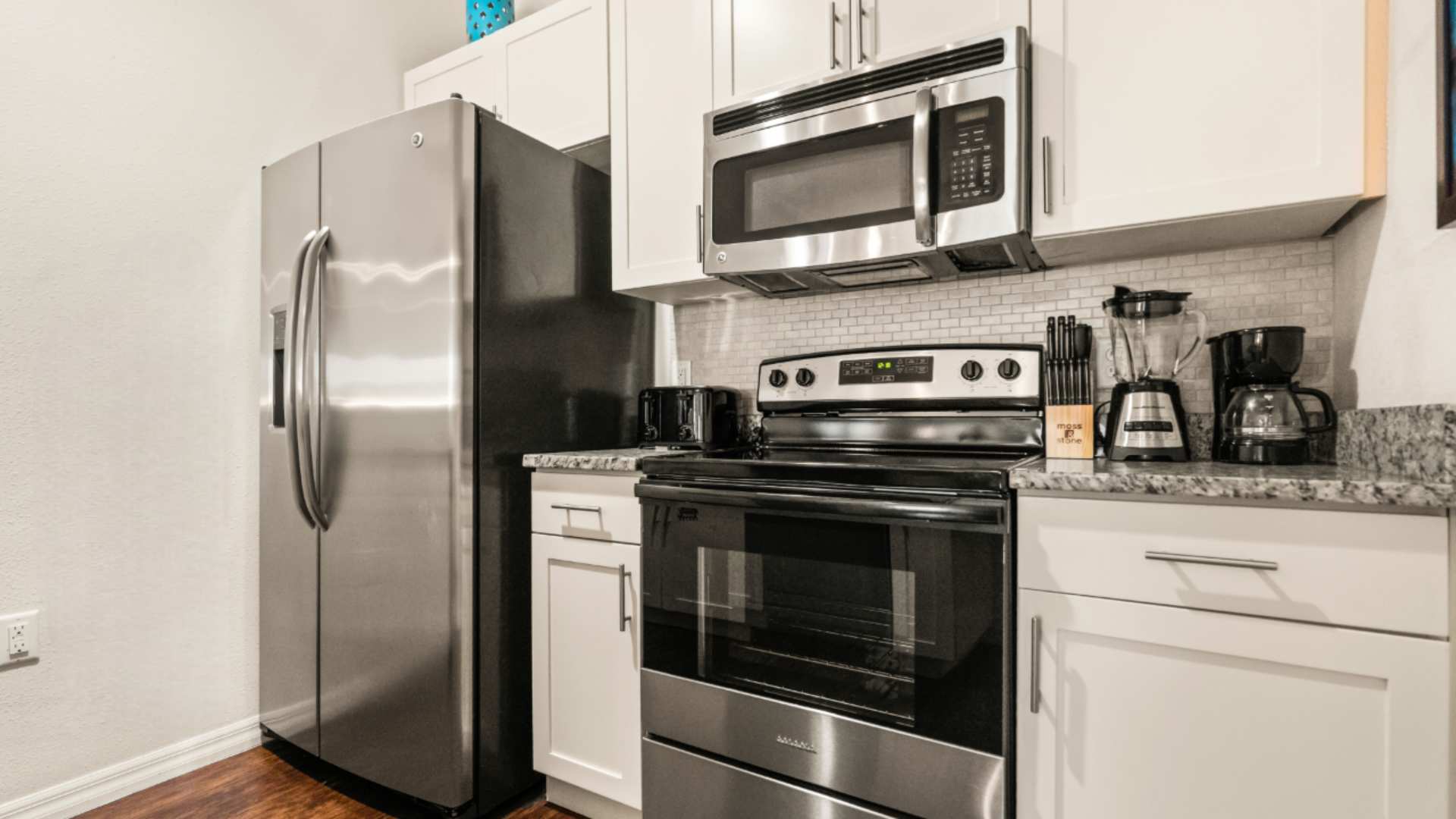 Fully Equipped Kitchen with Modern Appliances