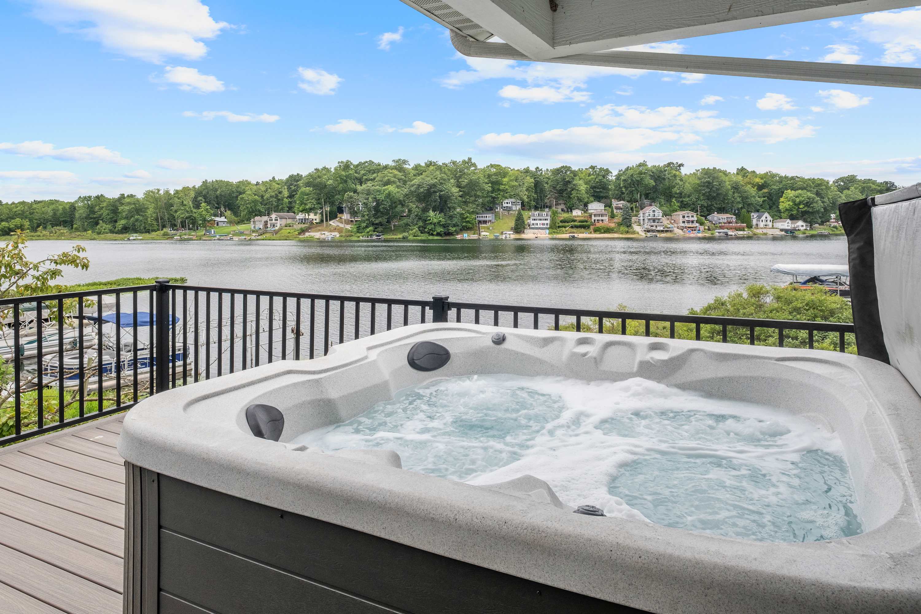 Cozy Lake Cottage: Chefs Kitchen, BBQ & Lake Views