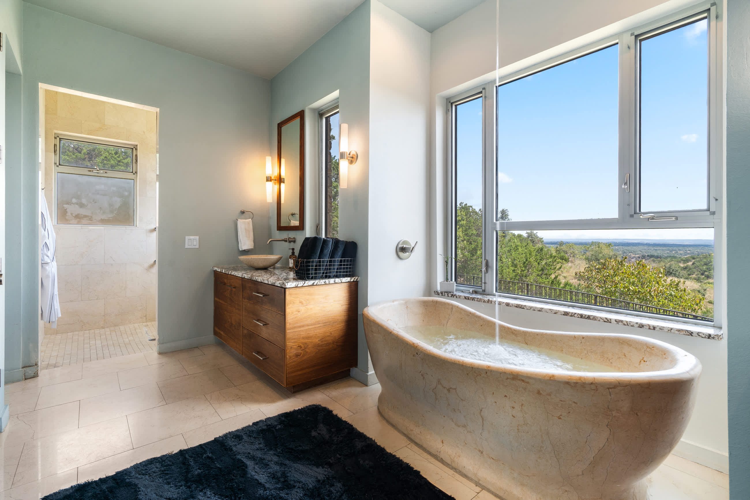 Elegant en-suite bathroom