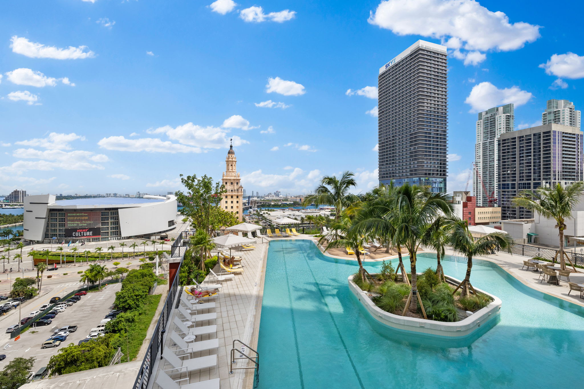 Miami Studio: Rooftop Pool, Gym & City Views!