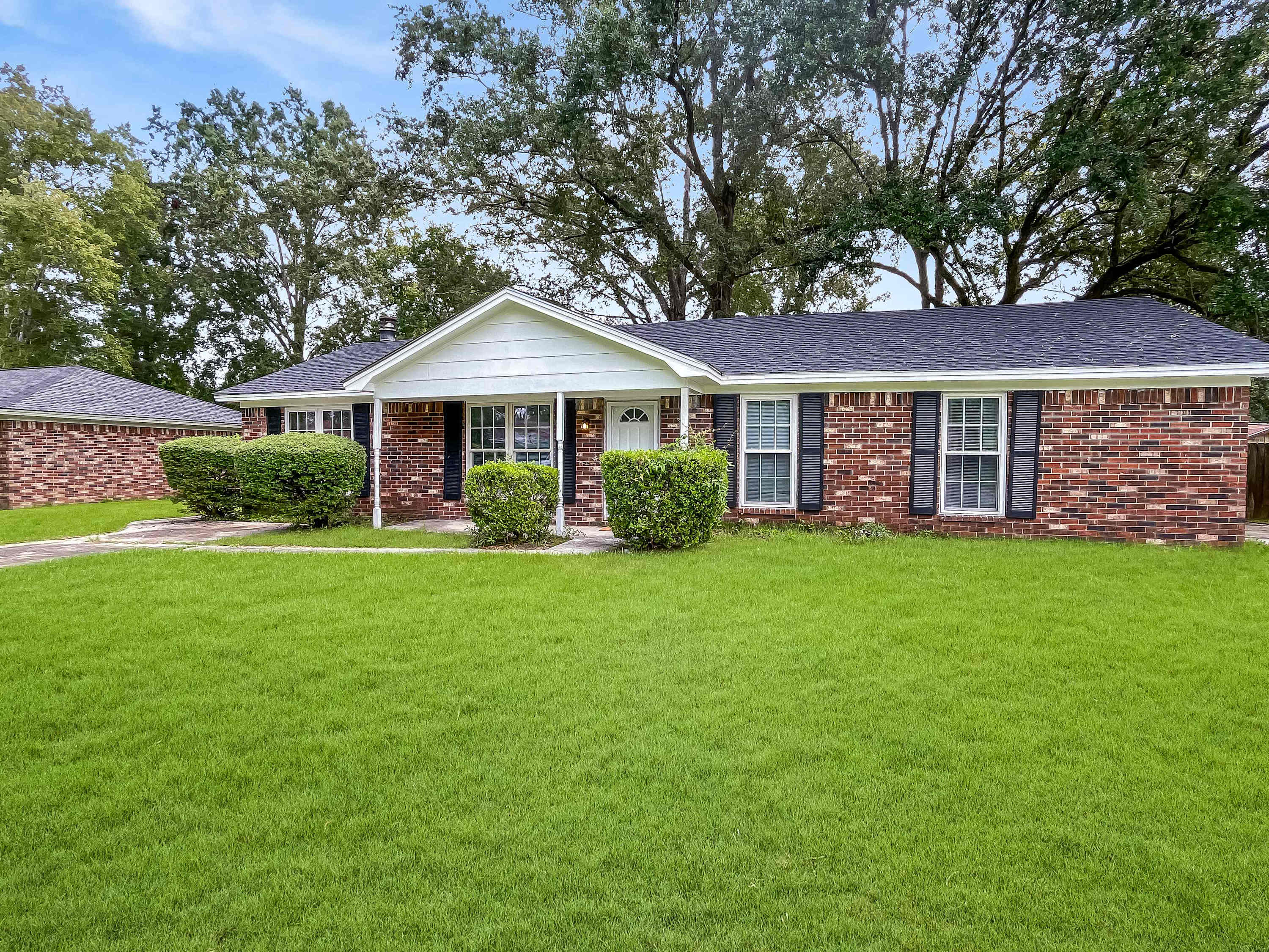 Spacious Living Areas And Cozy Ambiance - Charming Family Retreat - Savannah, GA