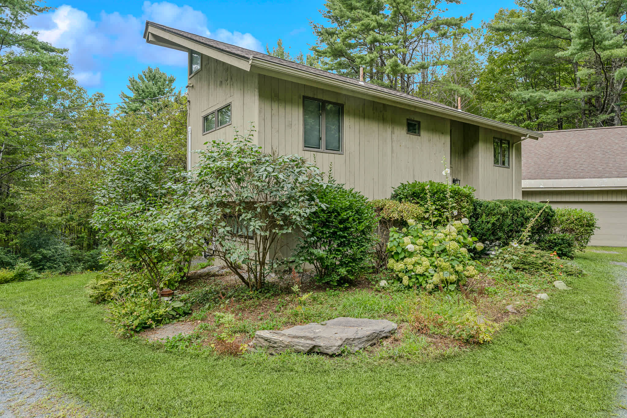 Spa, Fireplace & Pet Friendly - Top of the Hill