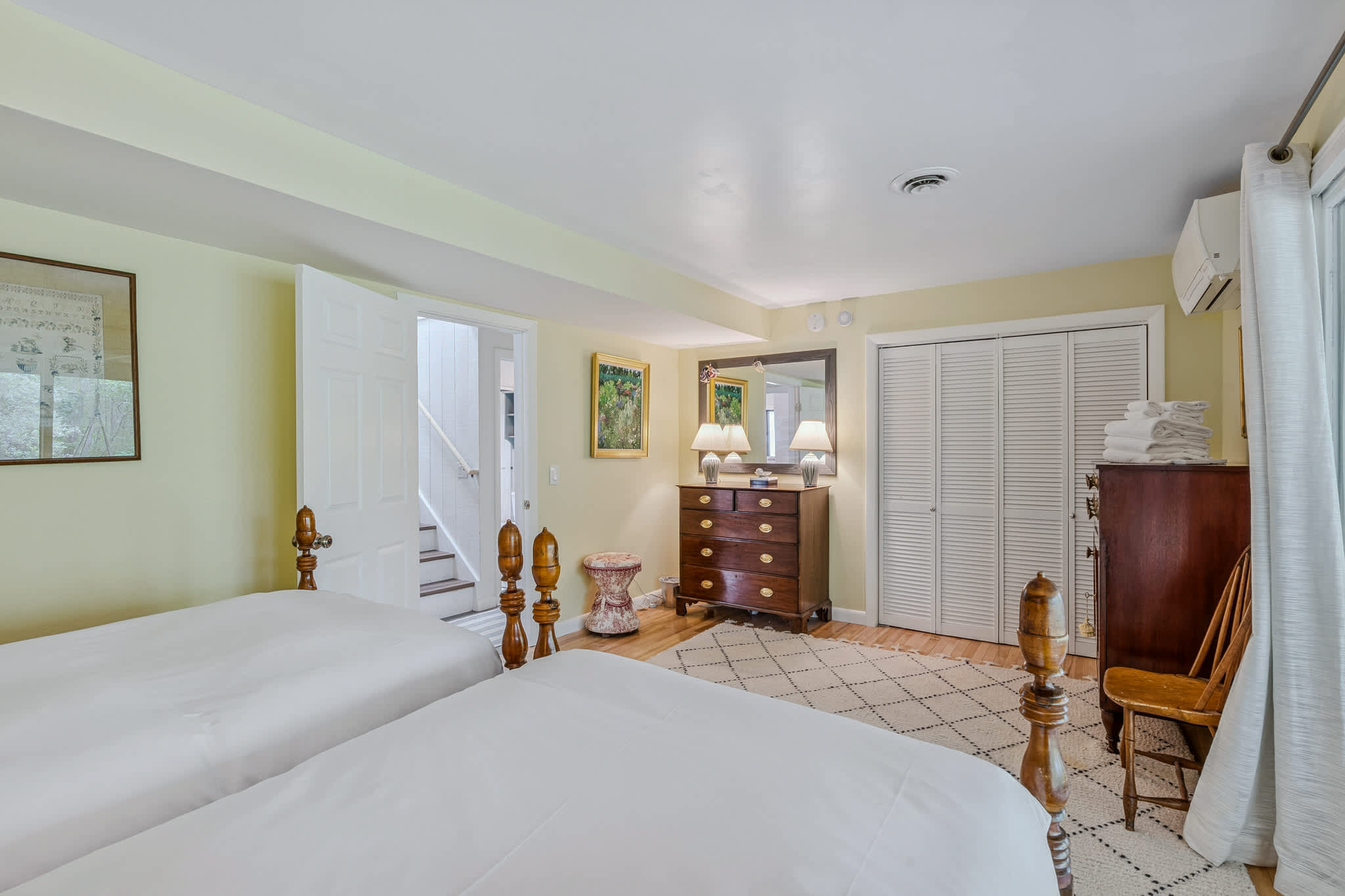 Spa, Fireplace & Pet Friendly - Top of the Hill