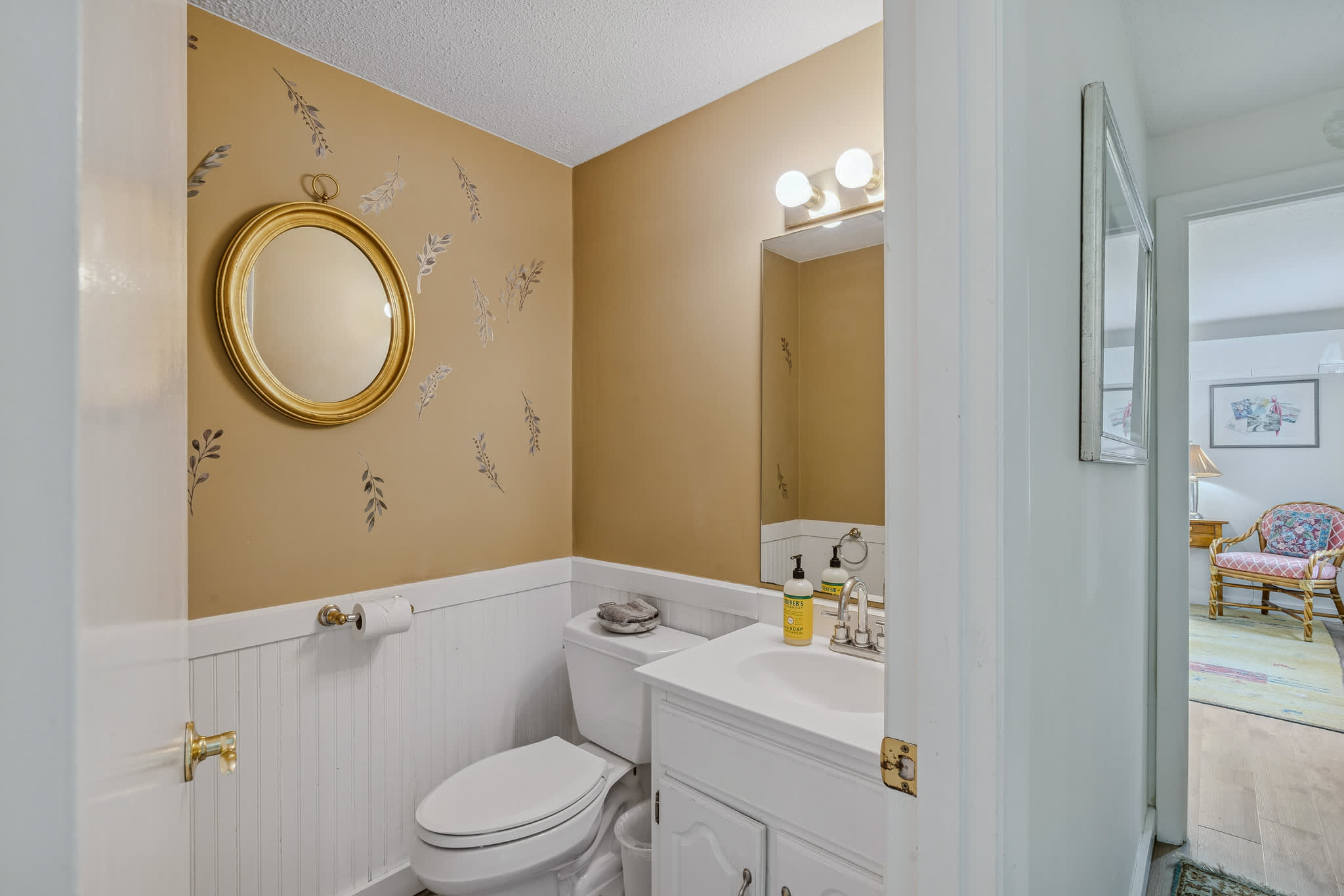 Spa, Fireplace & Pet Friendly - Top of the Hill