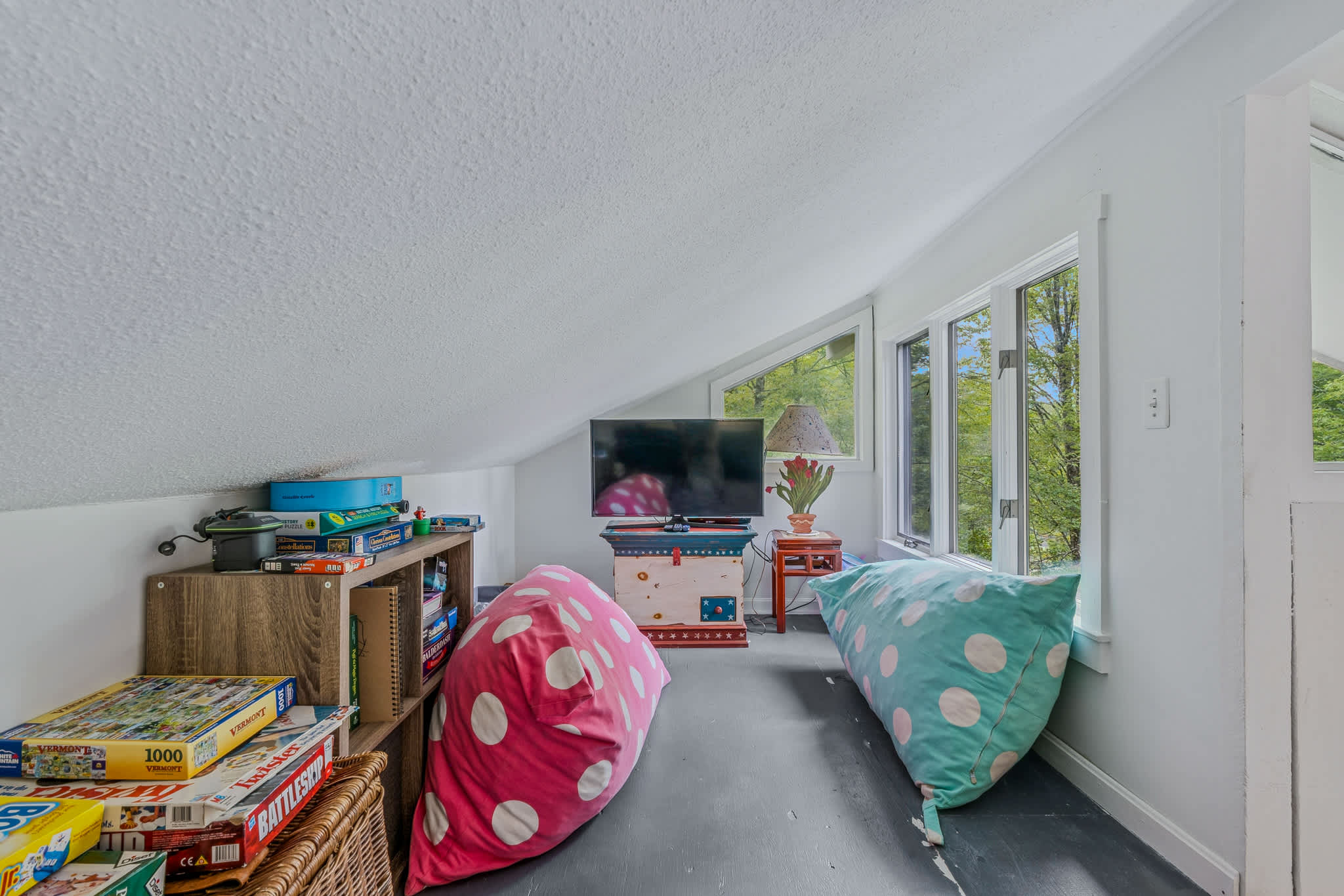 Spa, Fireplace & Pet Friendly - Top of the Hill
